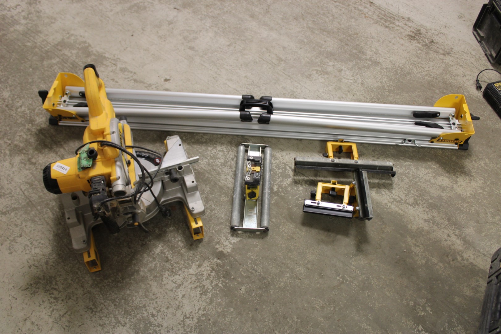 Kap- och geringssåg Dewalt DWS777 med sågbord 170cm ...