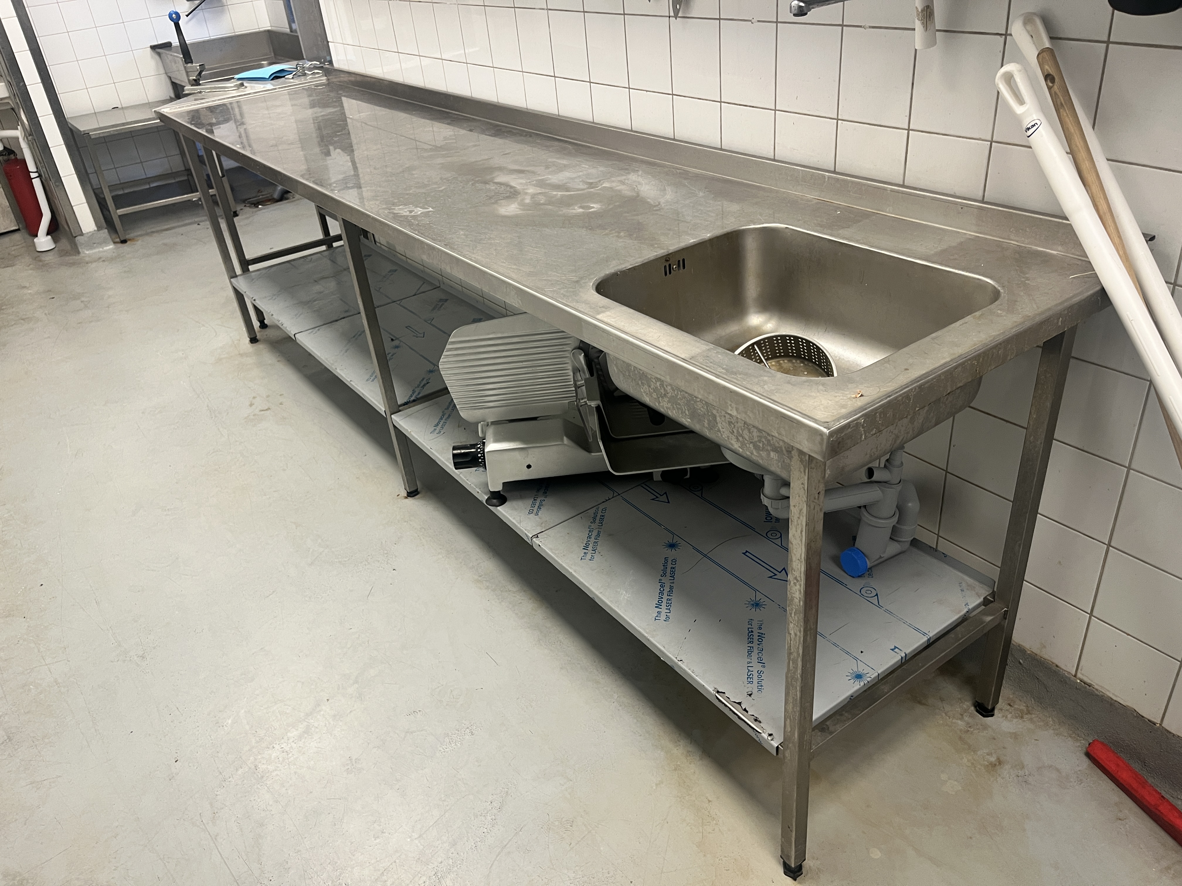 Diskbänk rostfri ca 3m - Auktioner online - Nätauktioner ...
