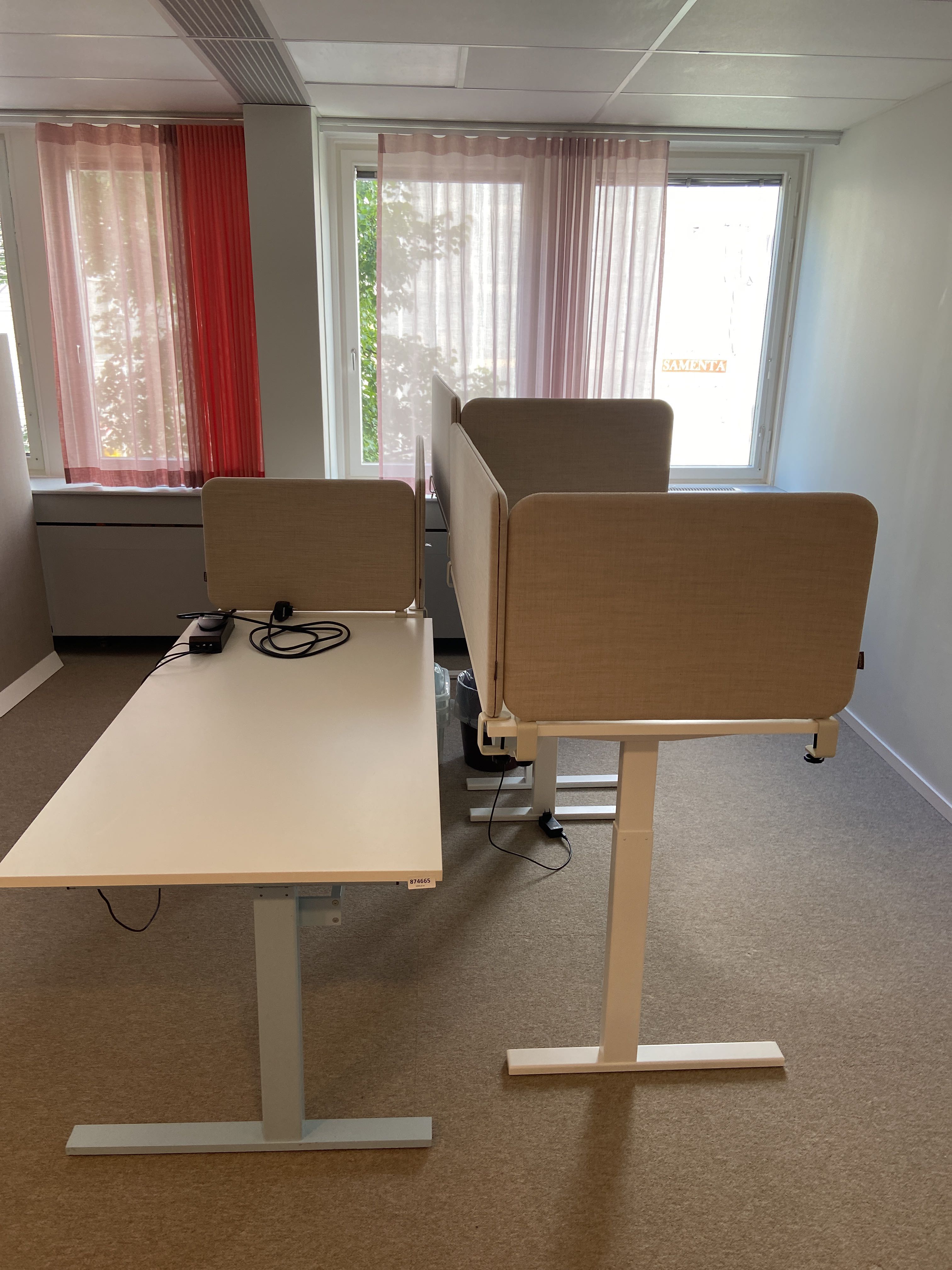 Raised and lowerable desks, 3 pieces PS Auction We value the future