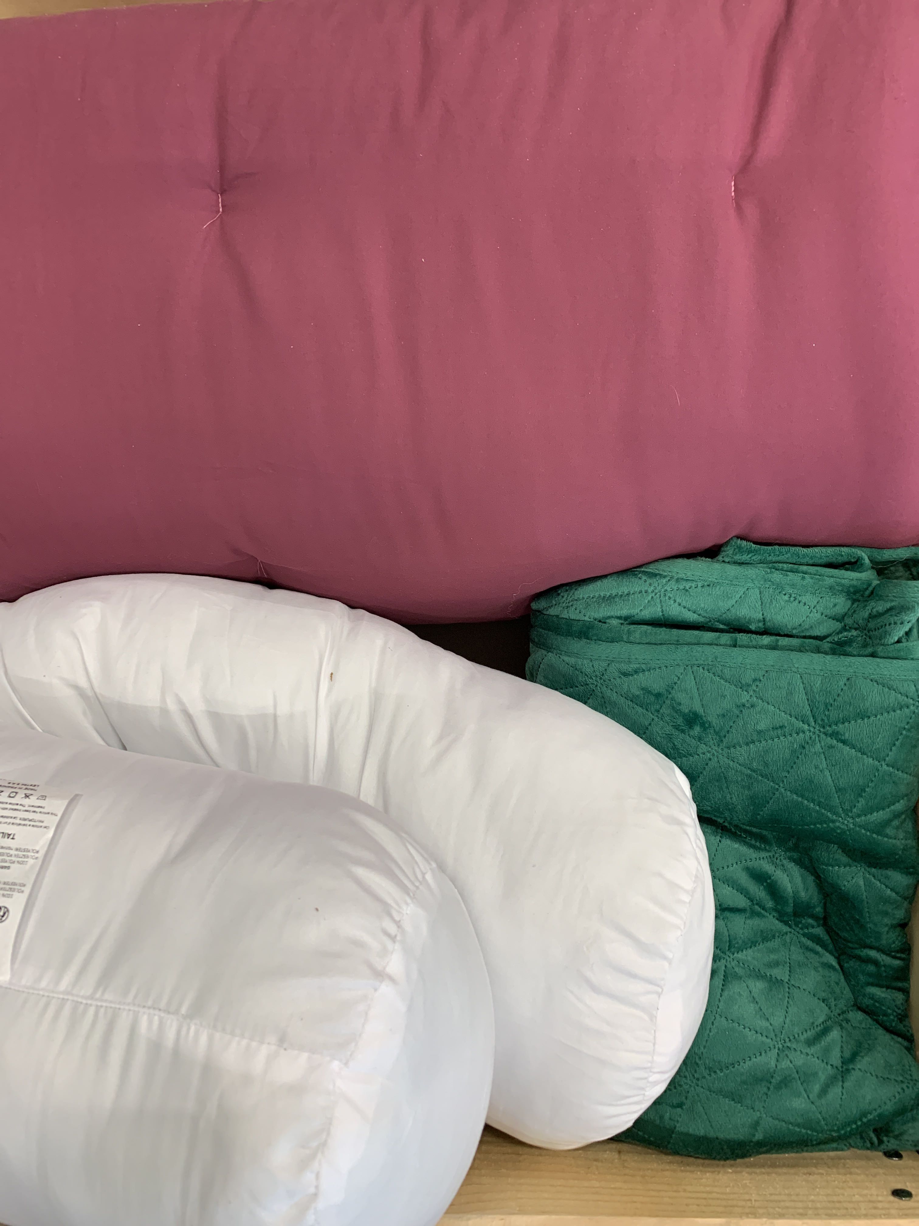 Assortment of bed accessories PS Auction We value the future