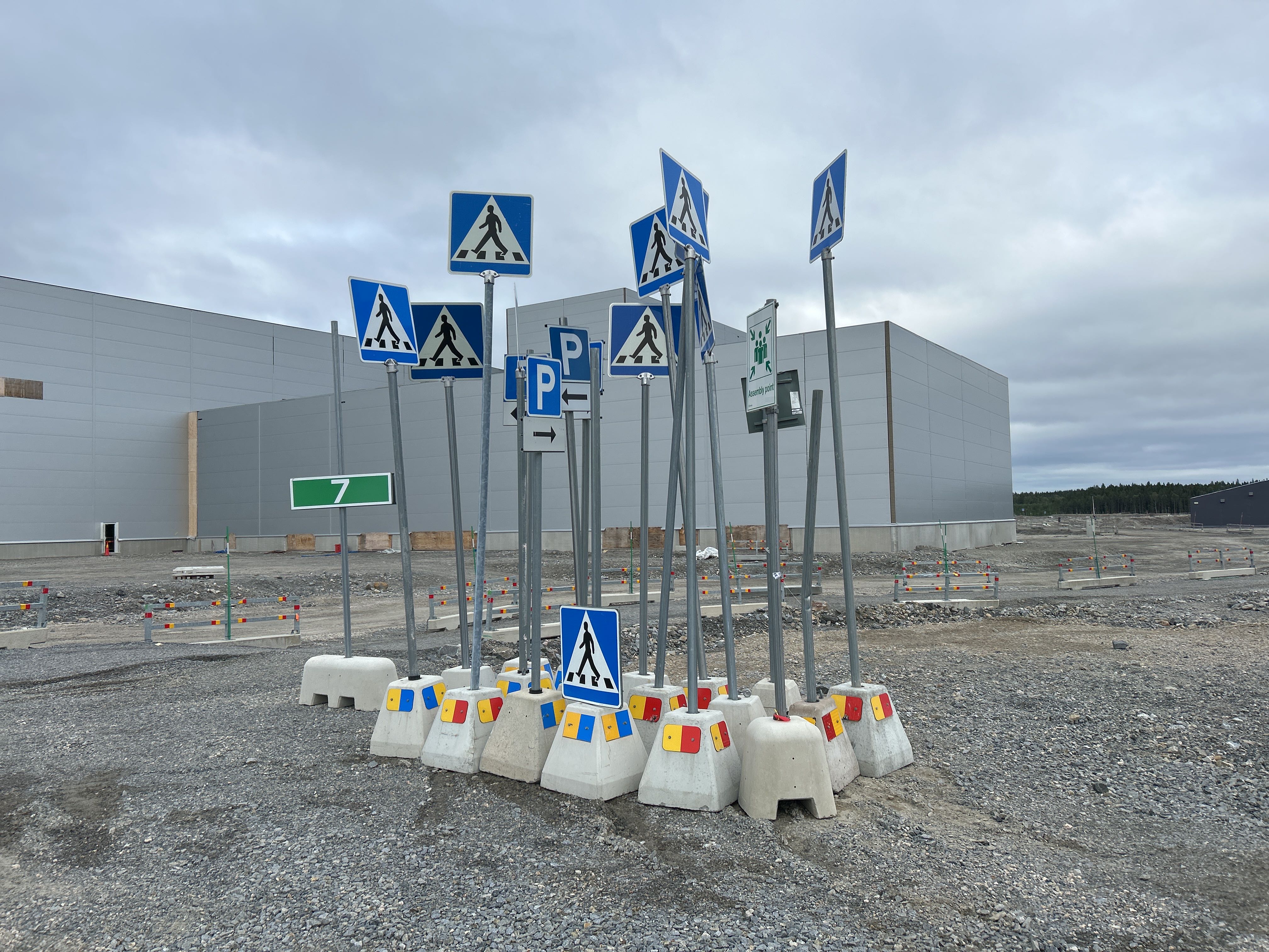 skyltar-och-betongfundament-19st-auktioner-online-n-tauktioner