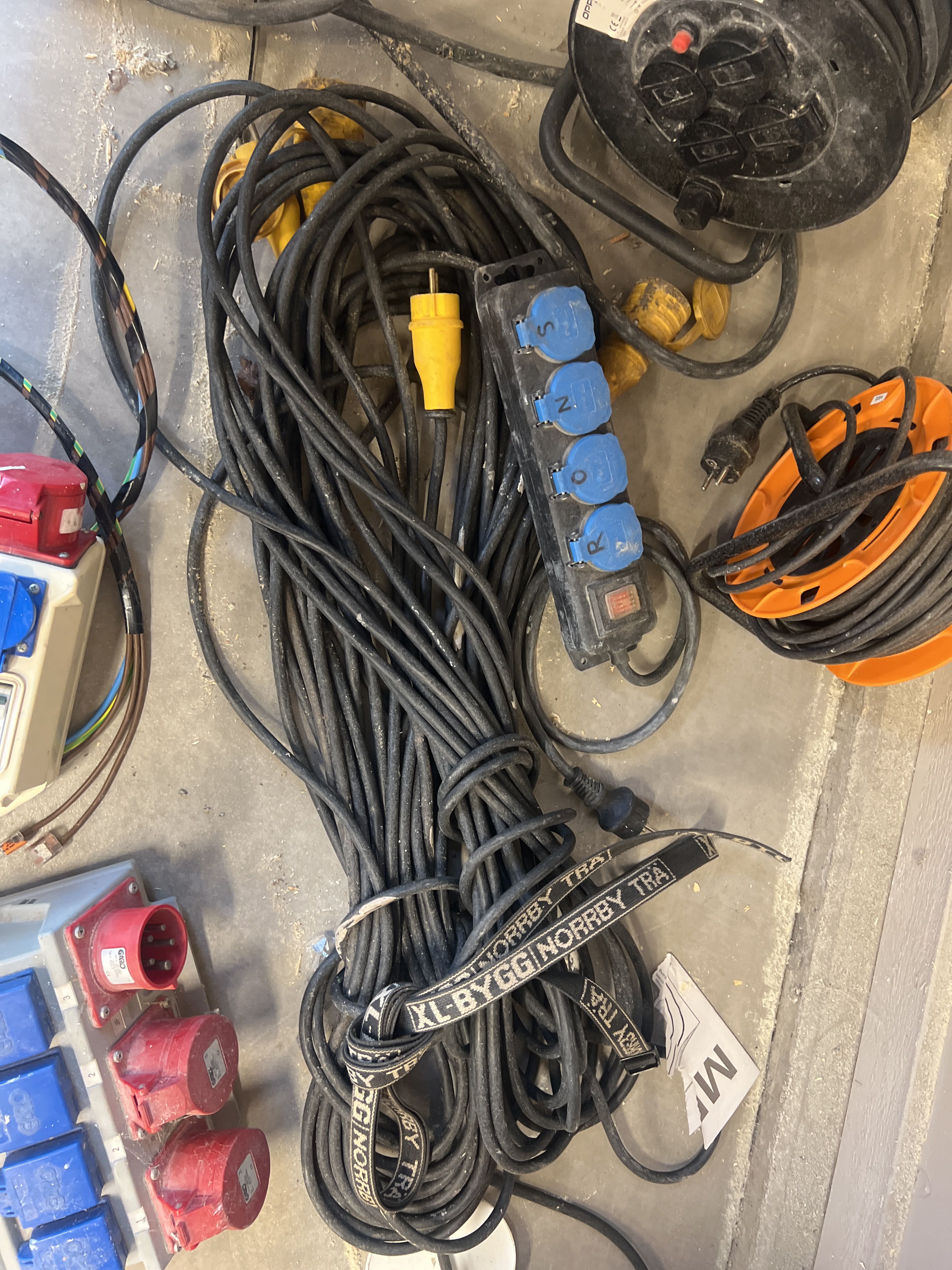 Extension cables, cable reels and building centers - PS Auction - We ...