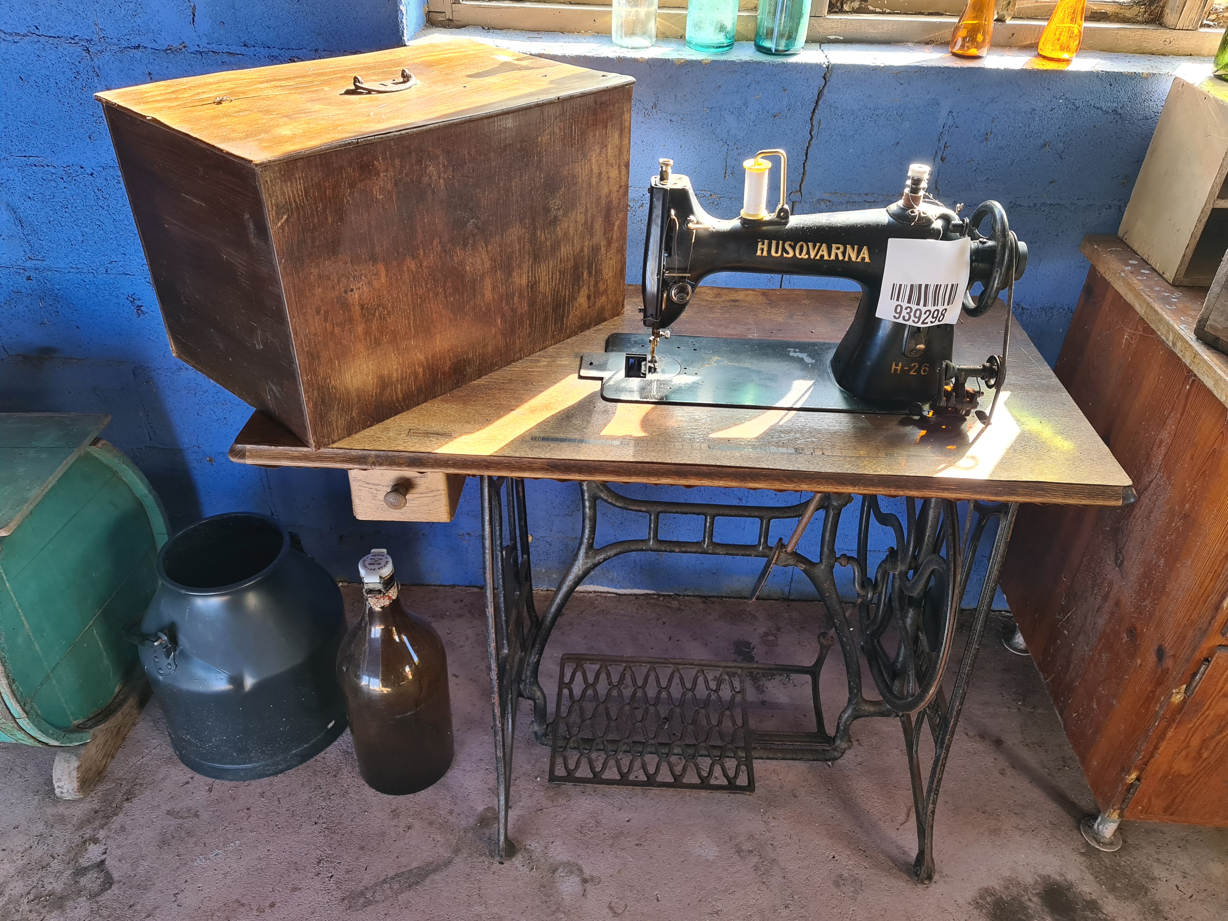Husqvarna older sewing machine model H26 - PS Auction - We