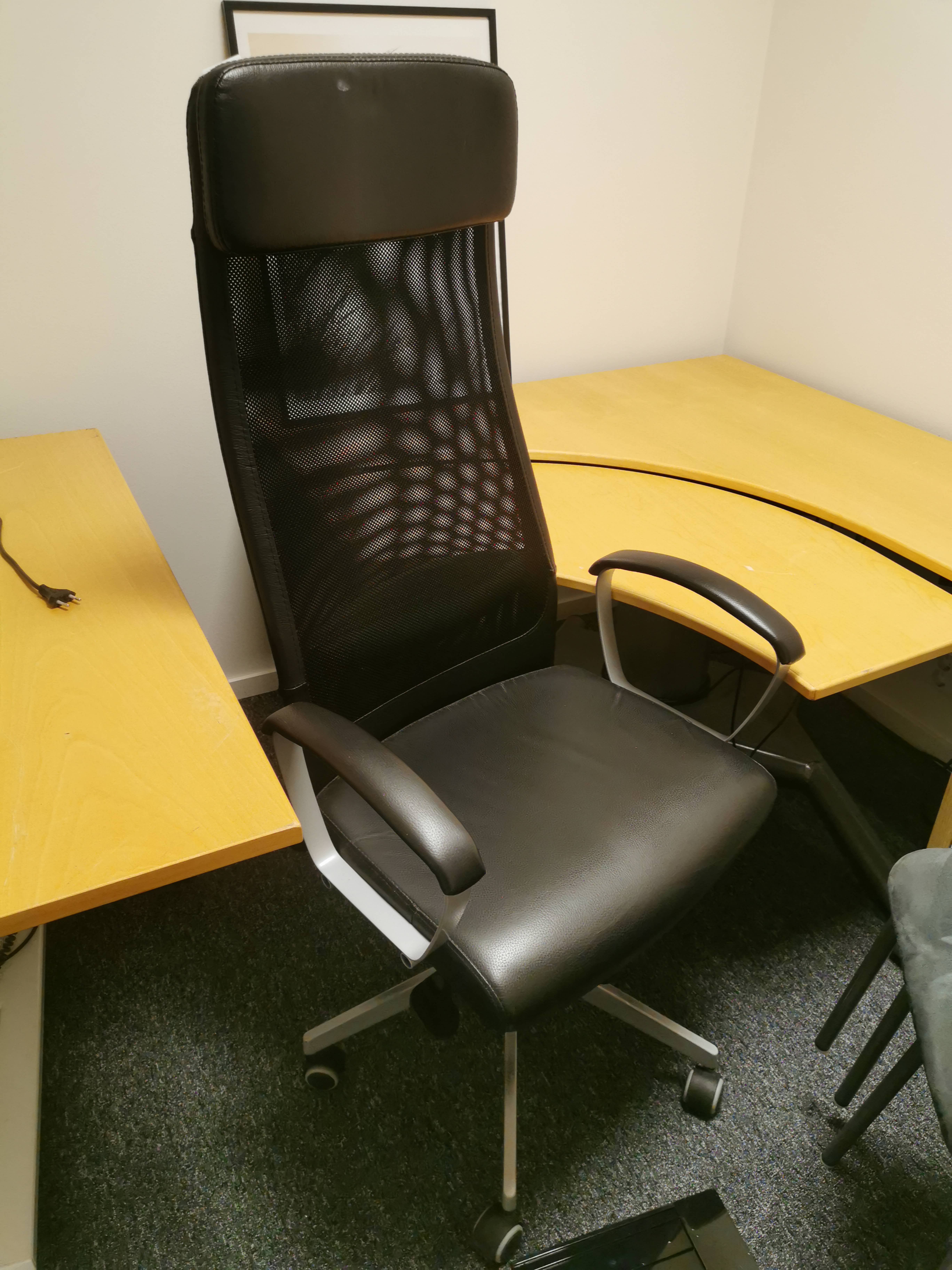 Office furniture Everything in the room PS Auction We value the