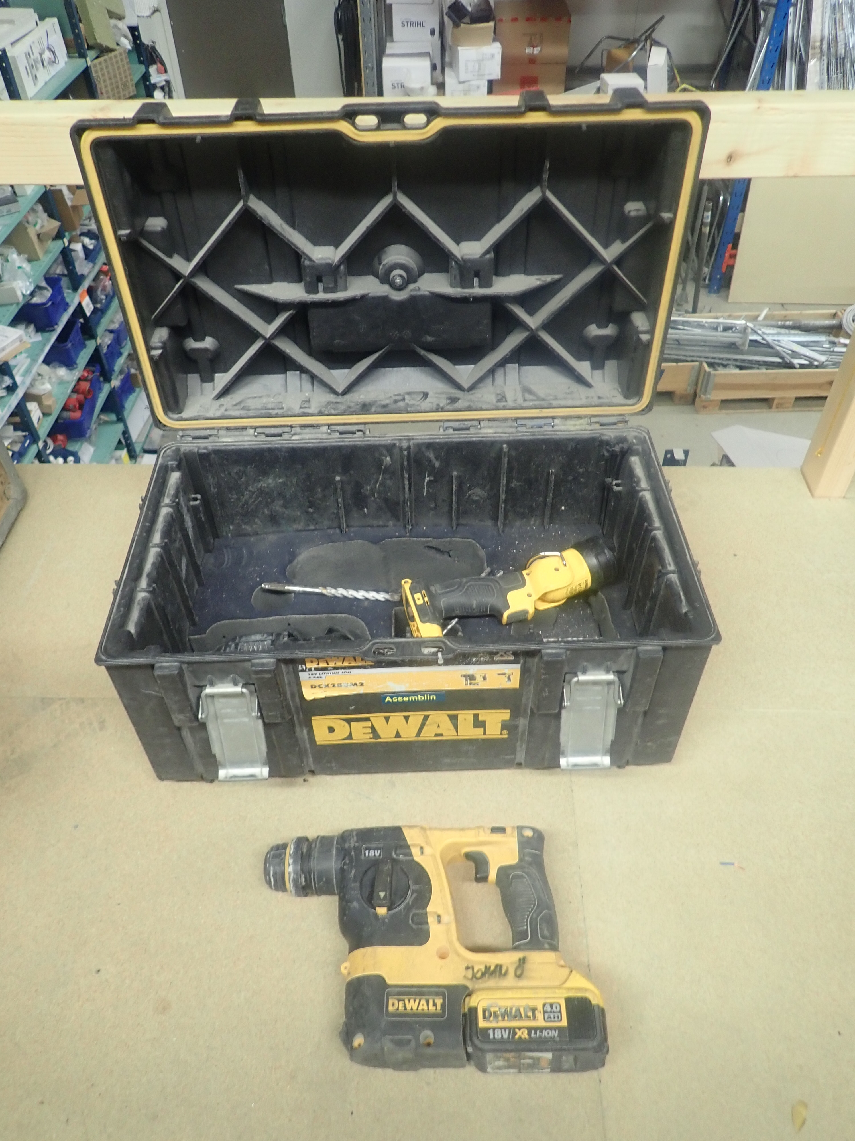 Hammer drill DeWalt DCH213 - PS Auction 