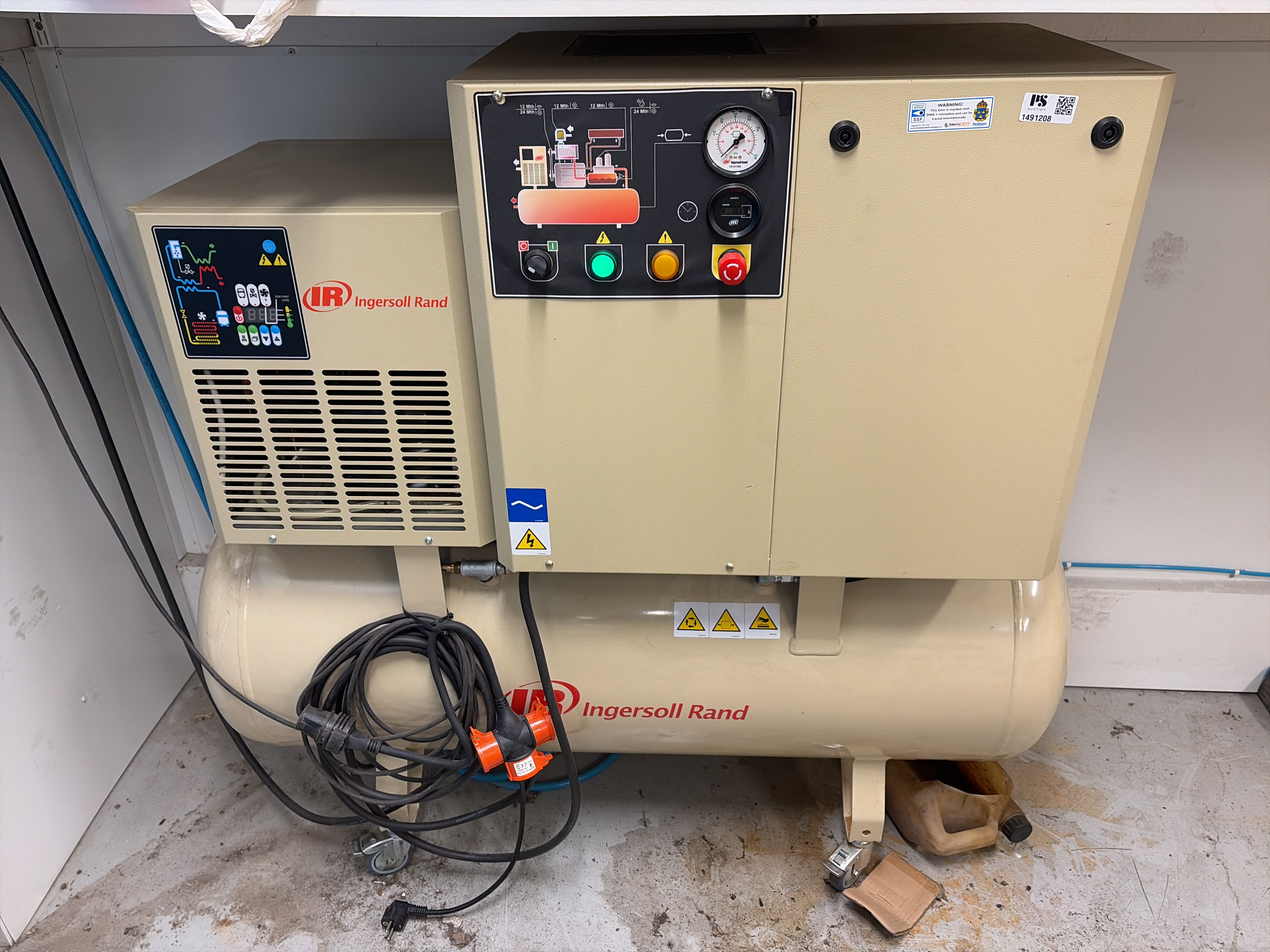 Compressor with air dryer - Ingersoll Rand D72IN-A - PS Auction