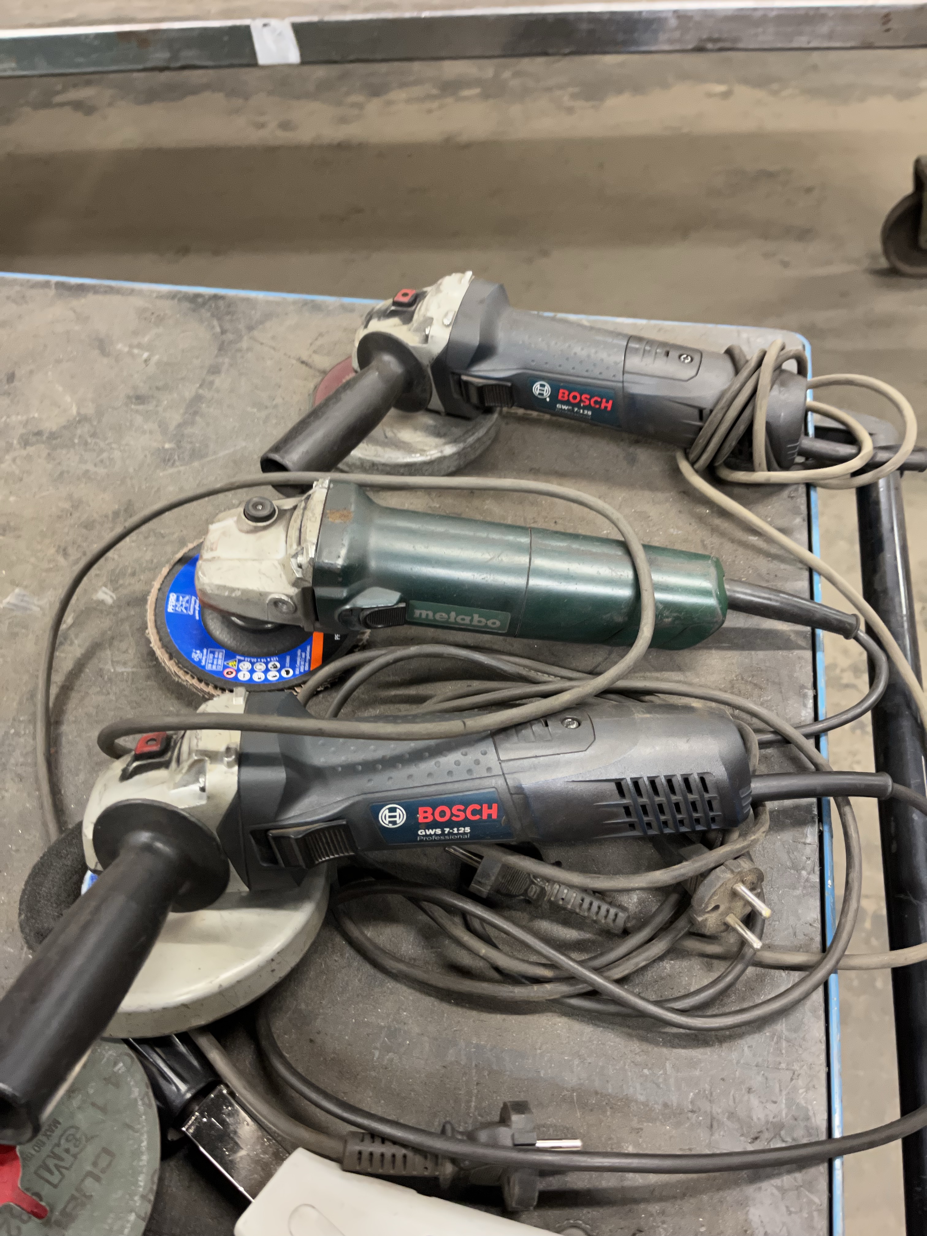 Pathi Hand Machine Electric hand machines 4 pieces - PS Auction - We value the future ...
