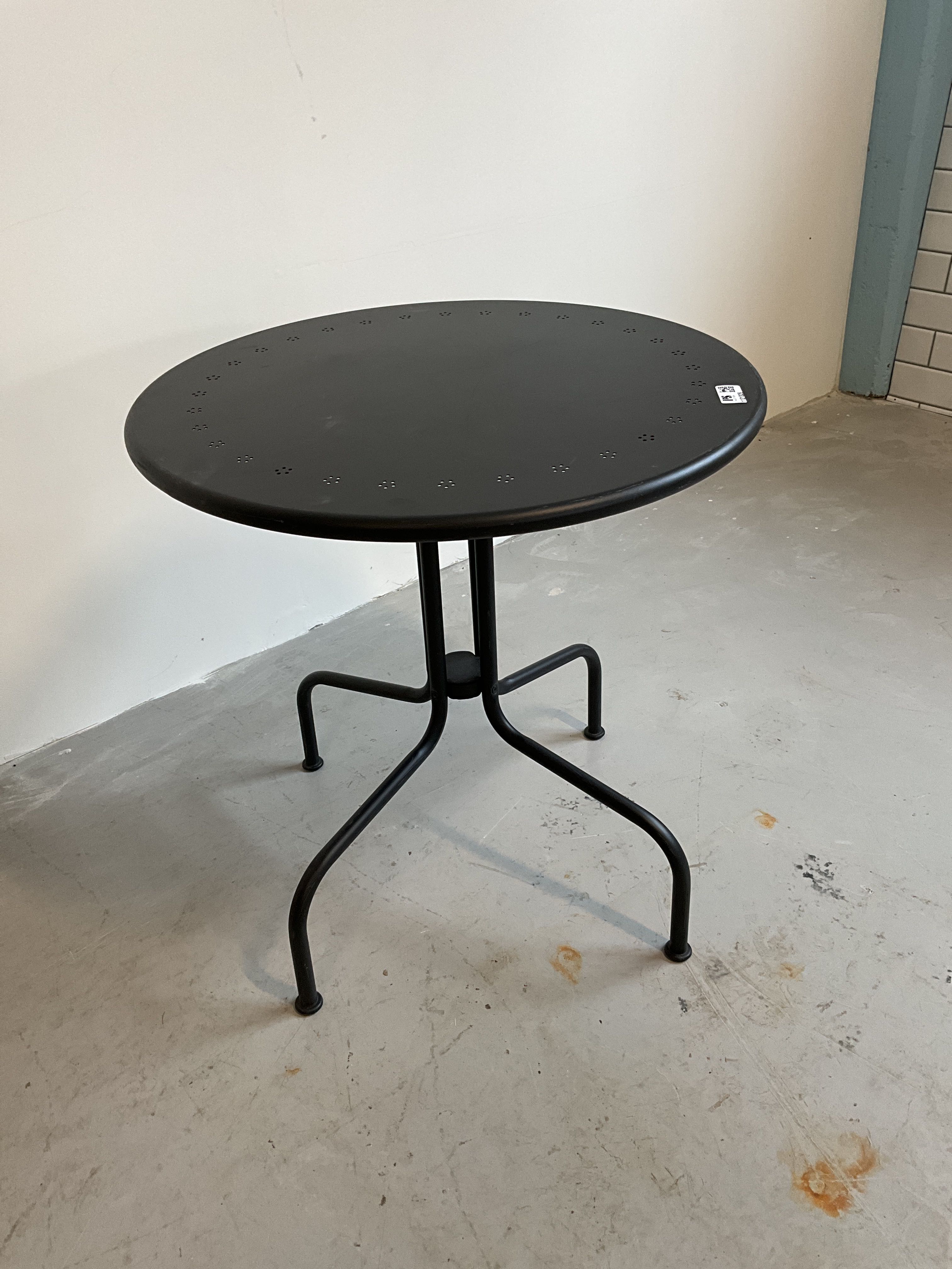 12 pcs. round table in metal - PS Auction - We value the future ...