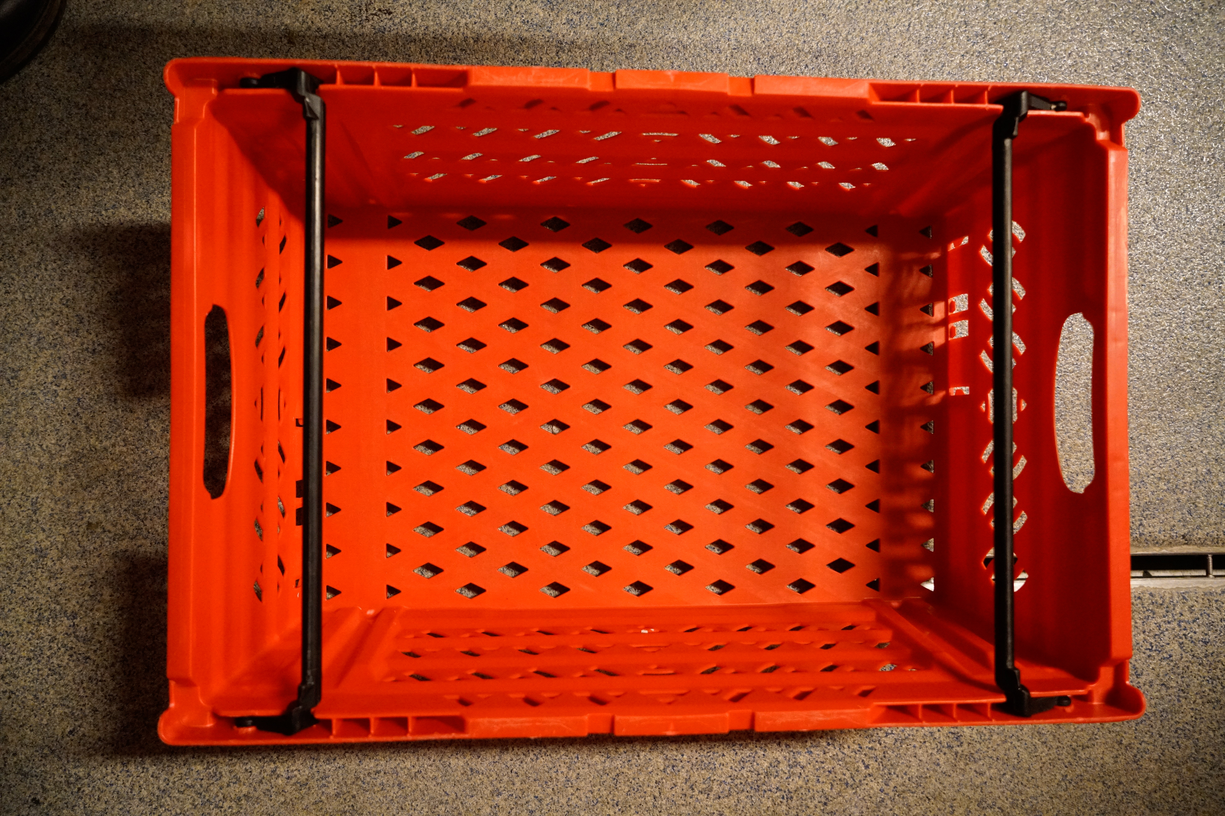 Pall med rödback, ca 128st, 60x40x20cm - Auktioner online ...