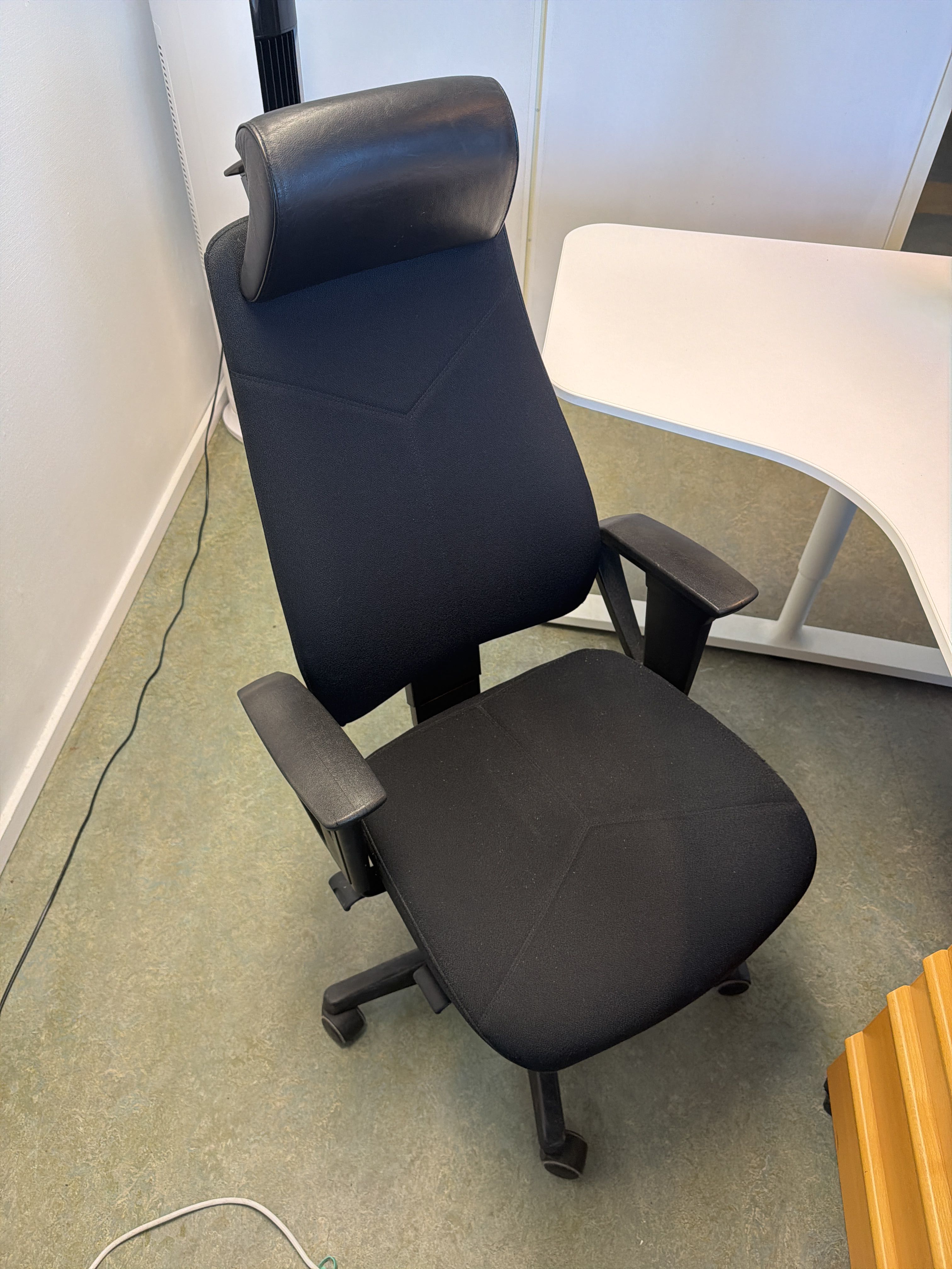 Office furniture - corner desks, office chairs, filing cabinets and ...