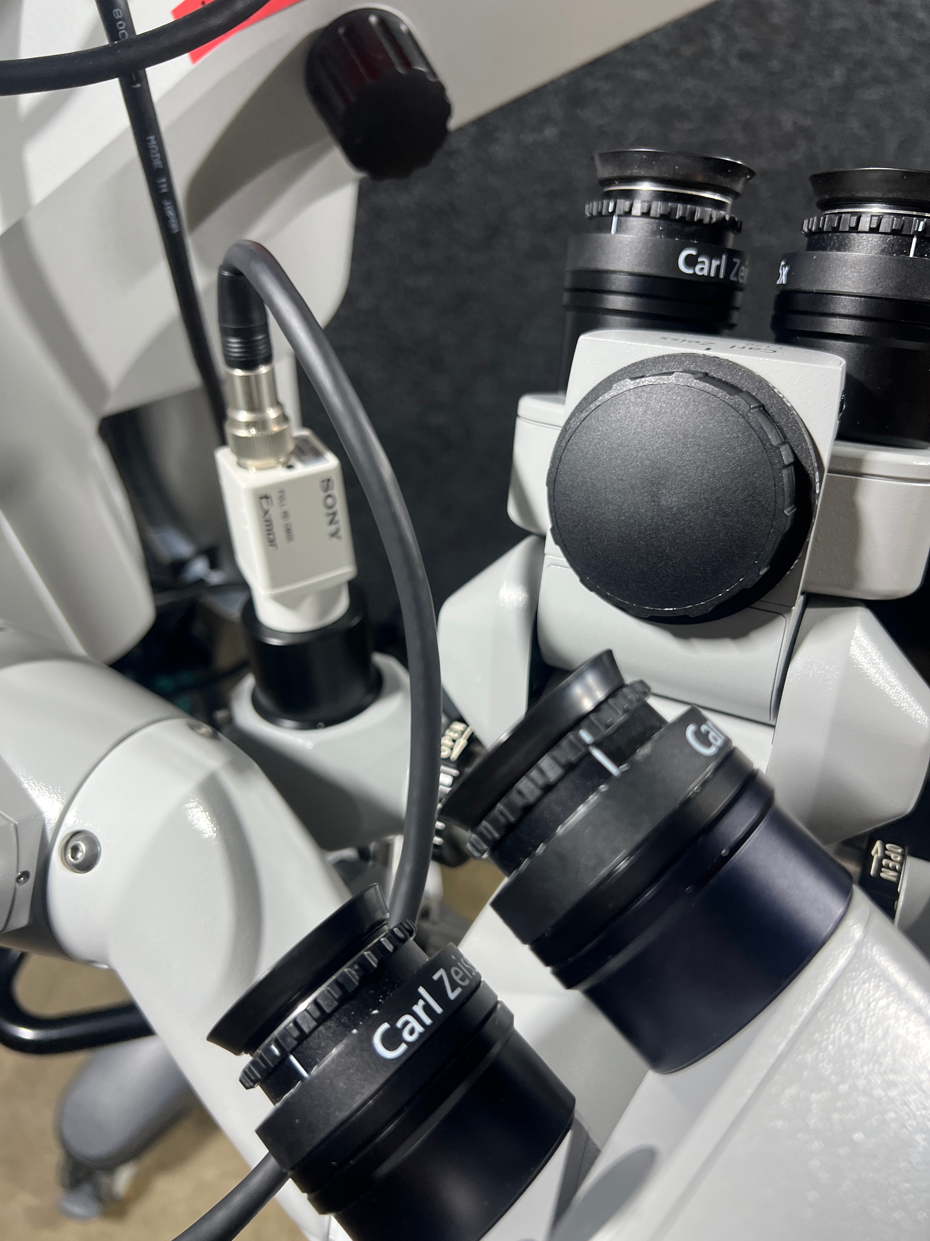 Operating microscope with accessories - Carl Zeiss OPMI