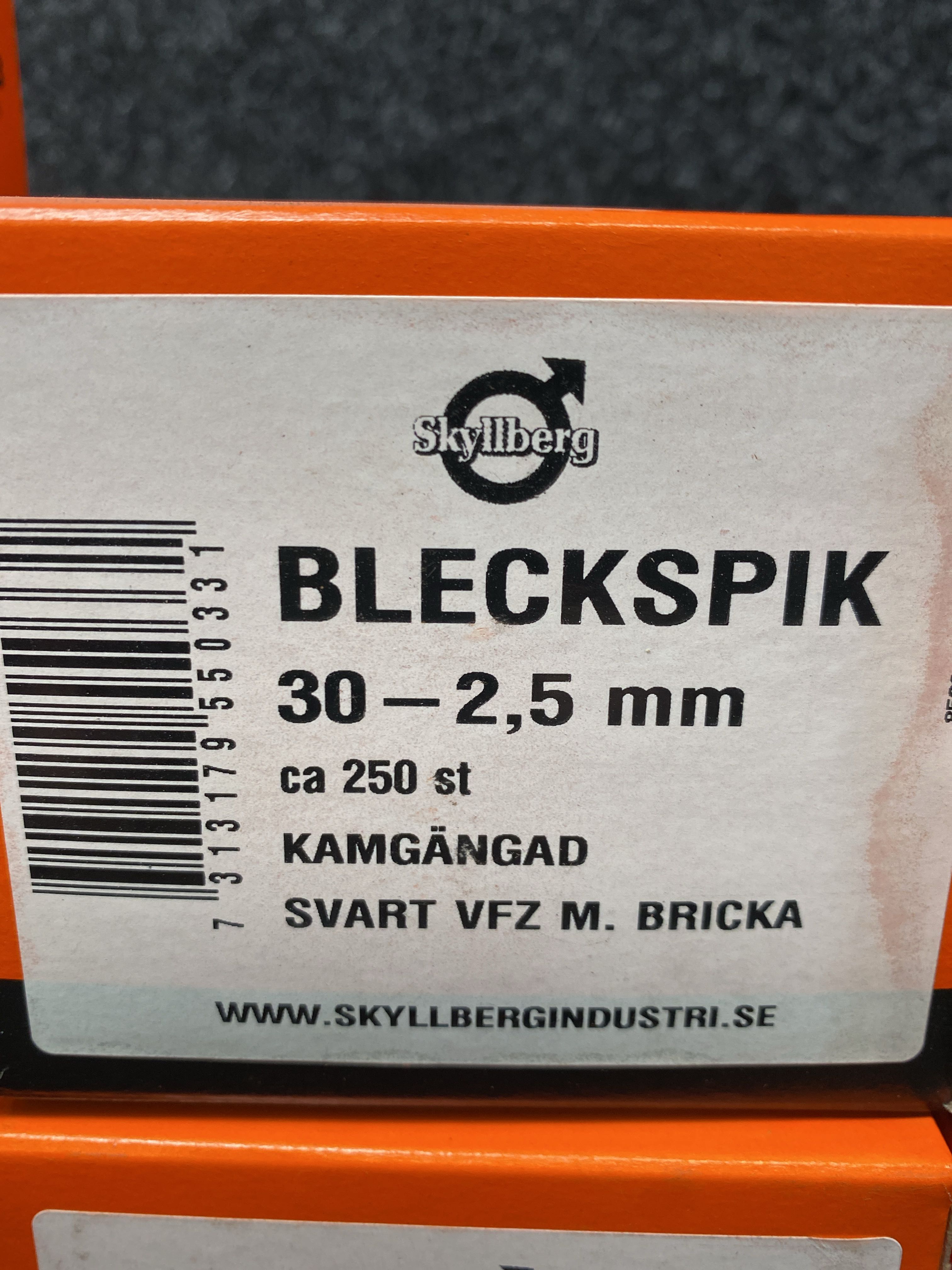 Ca 5100 st Bleckspik & takpannekrokar, Skyllberg - Auktioner online ...