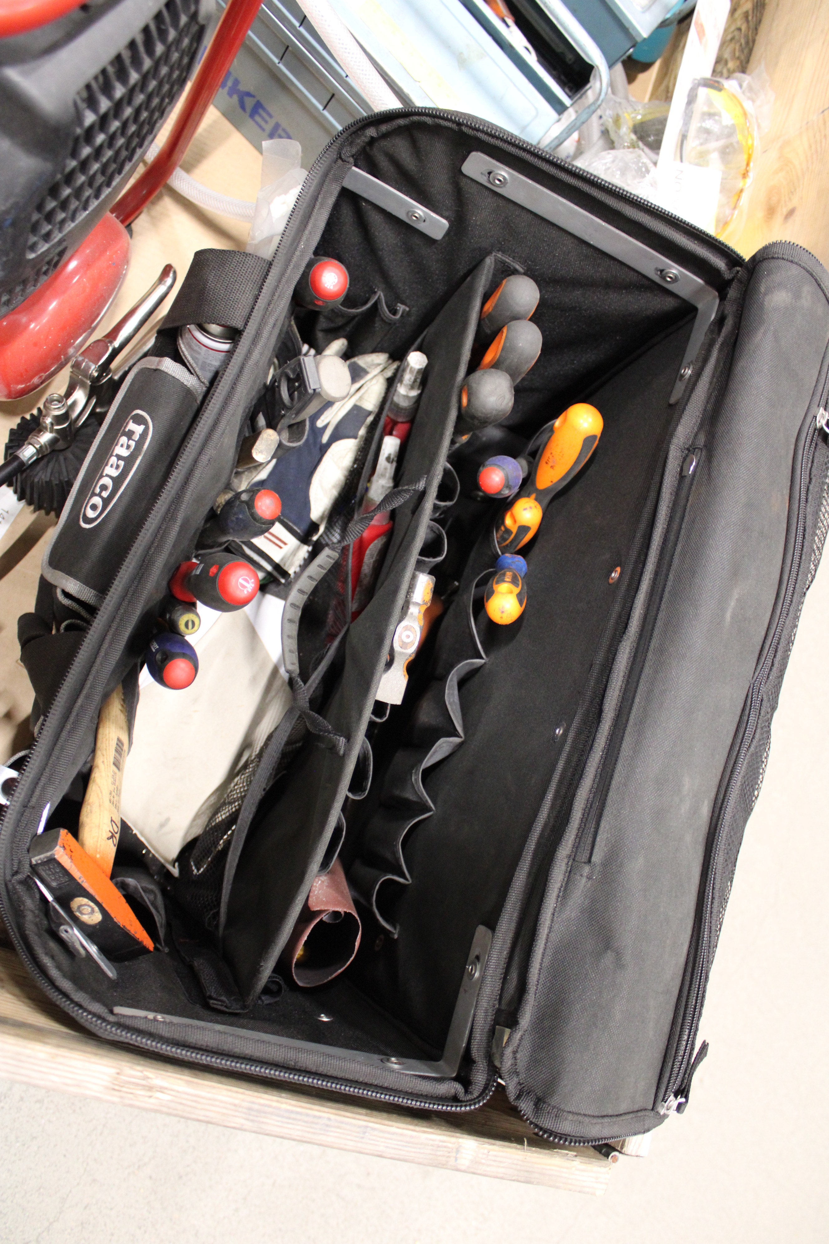 Compressor, tool bag, tools, etc. - PS Auction - We value the future ...