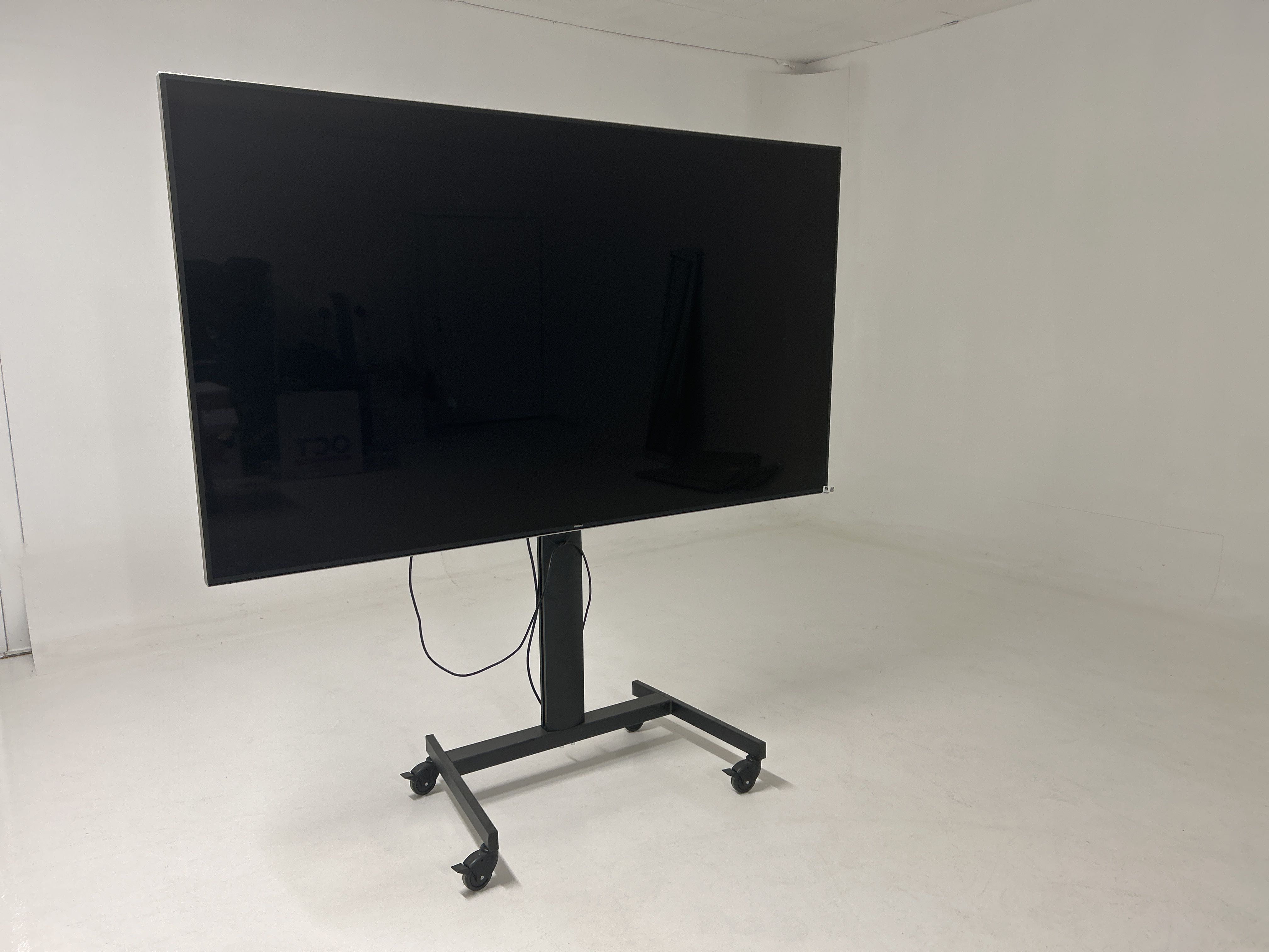 Samsung QM85D professional large-screen monitor - PS Auction - We value ...