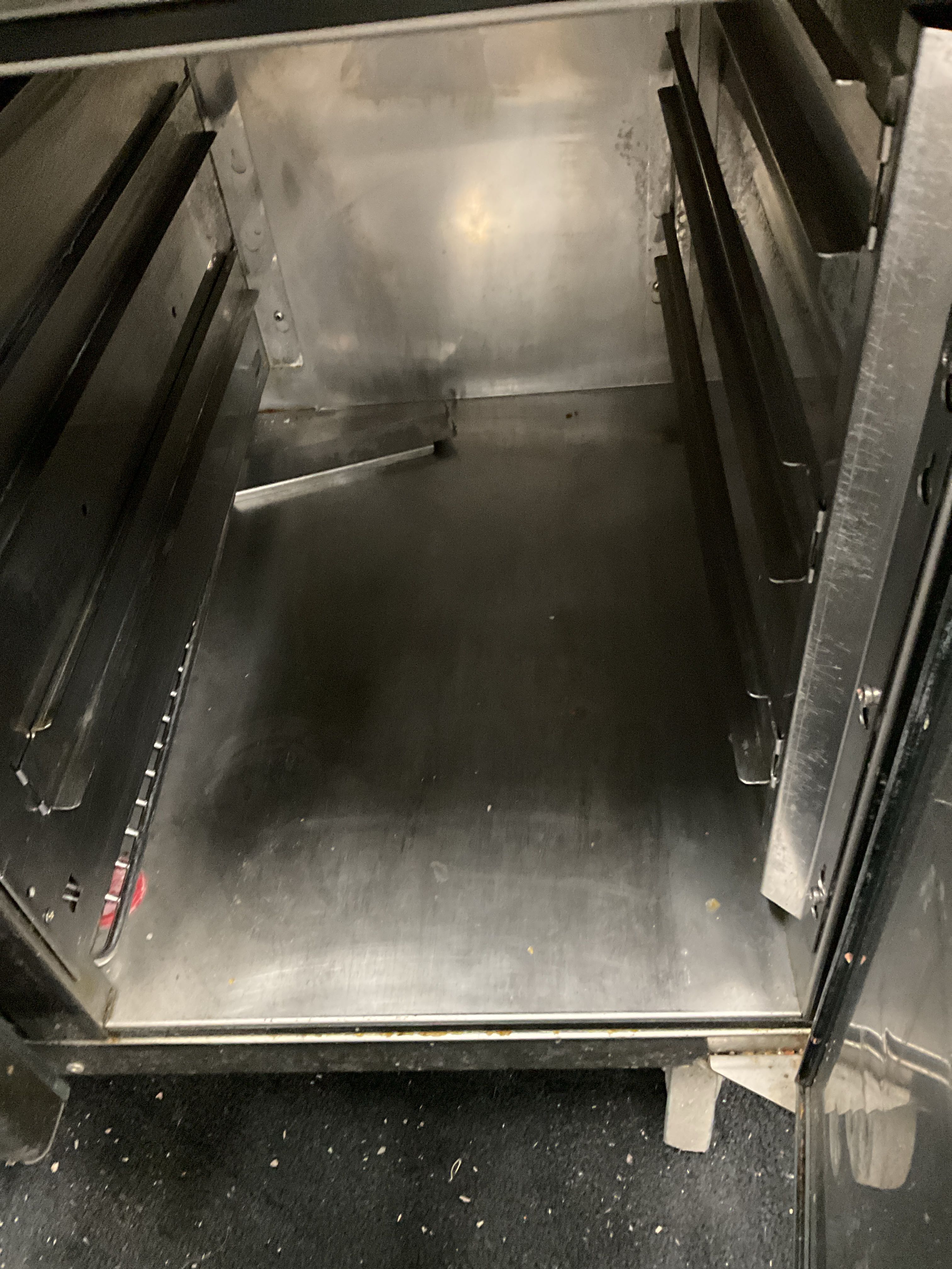 Warming bench with ceramic hob - PS Auction - We value the future ...