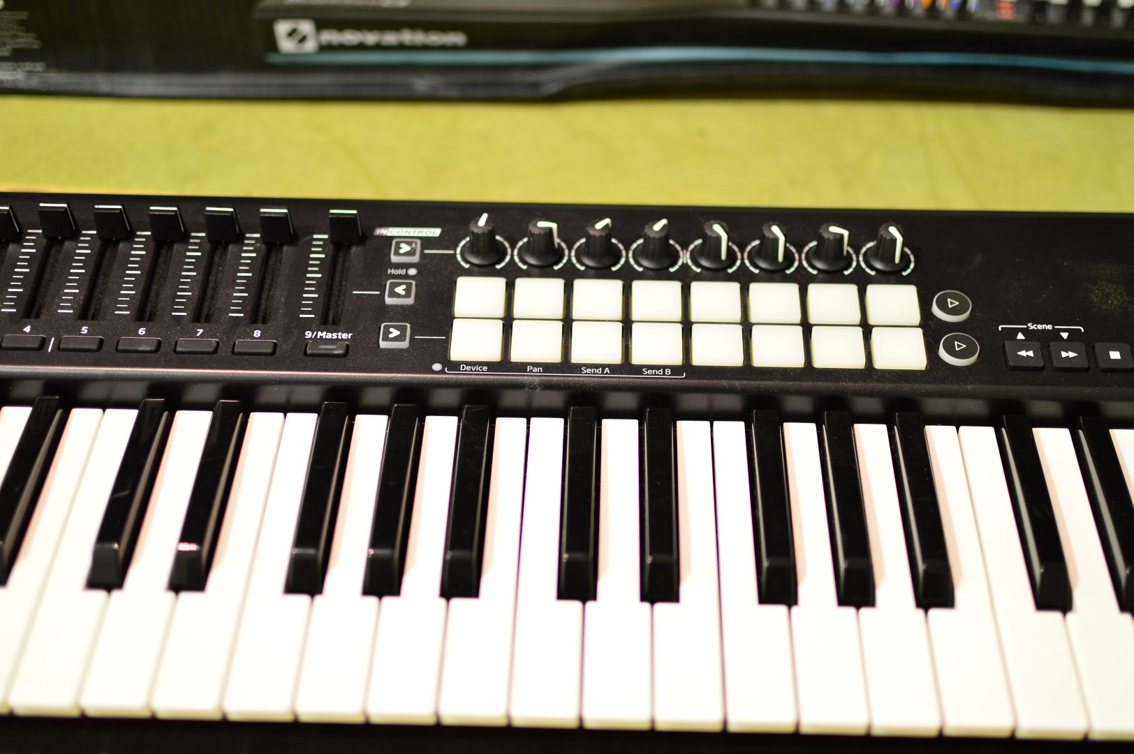 Novation Launchkey 61 MK2【中古】 中古】NOVATION LAUNCHKEY 61 MKII MIDIキーボード - 神奈川県の