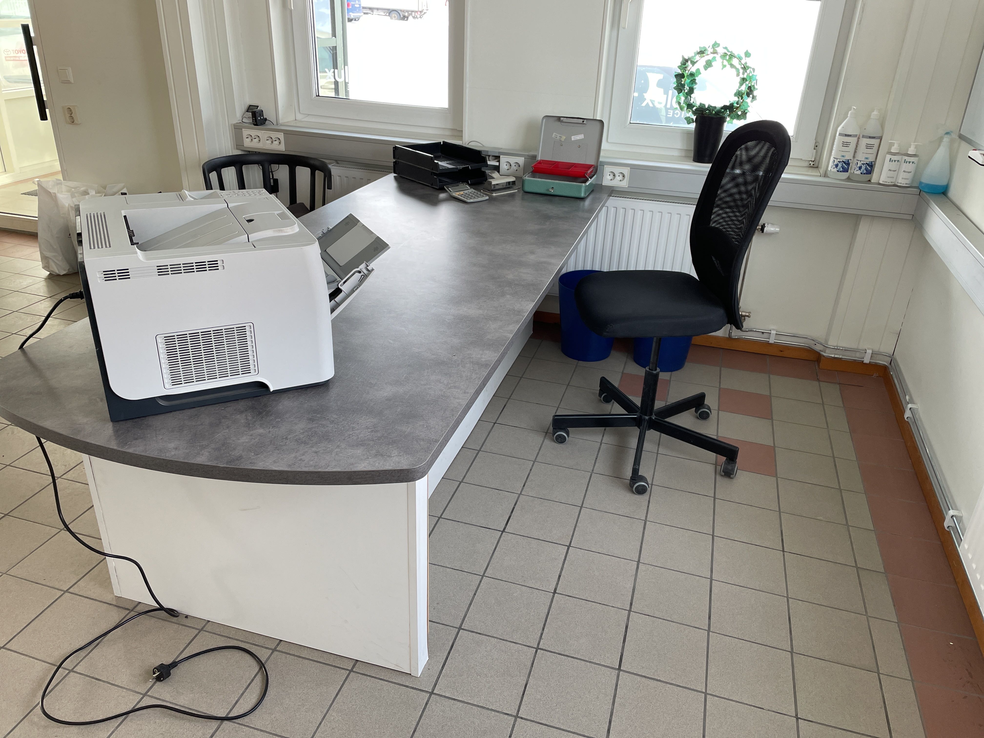 Office 1 (To be left on the premises) PS Auction We value the