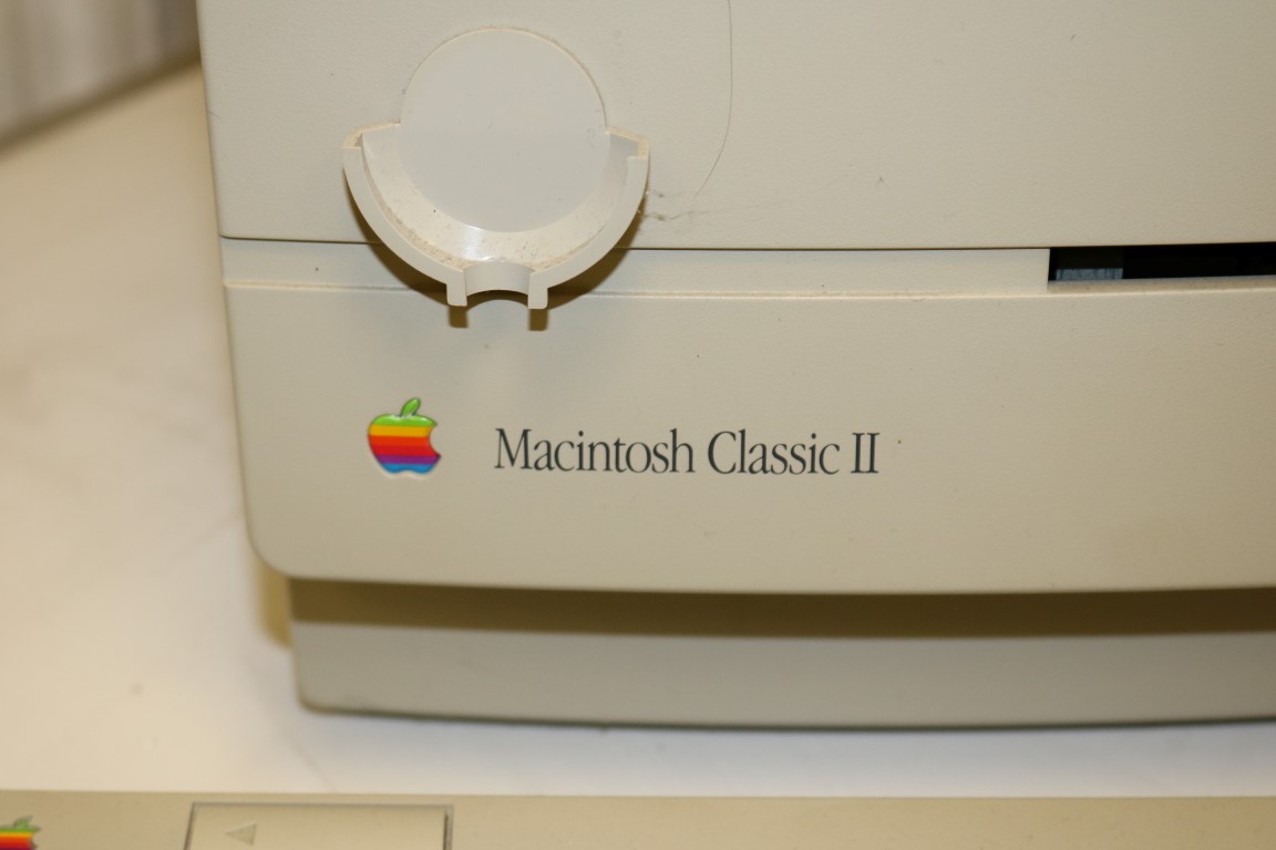 Macintosh classic 2 M4150 - PS Auction - We value the future