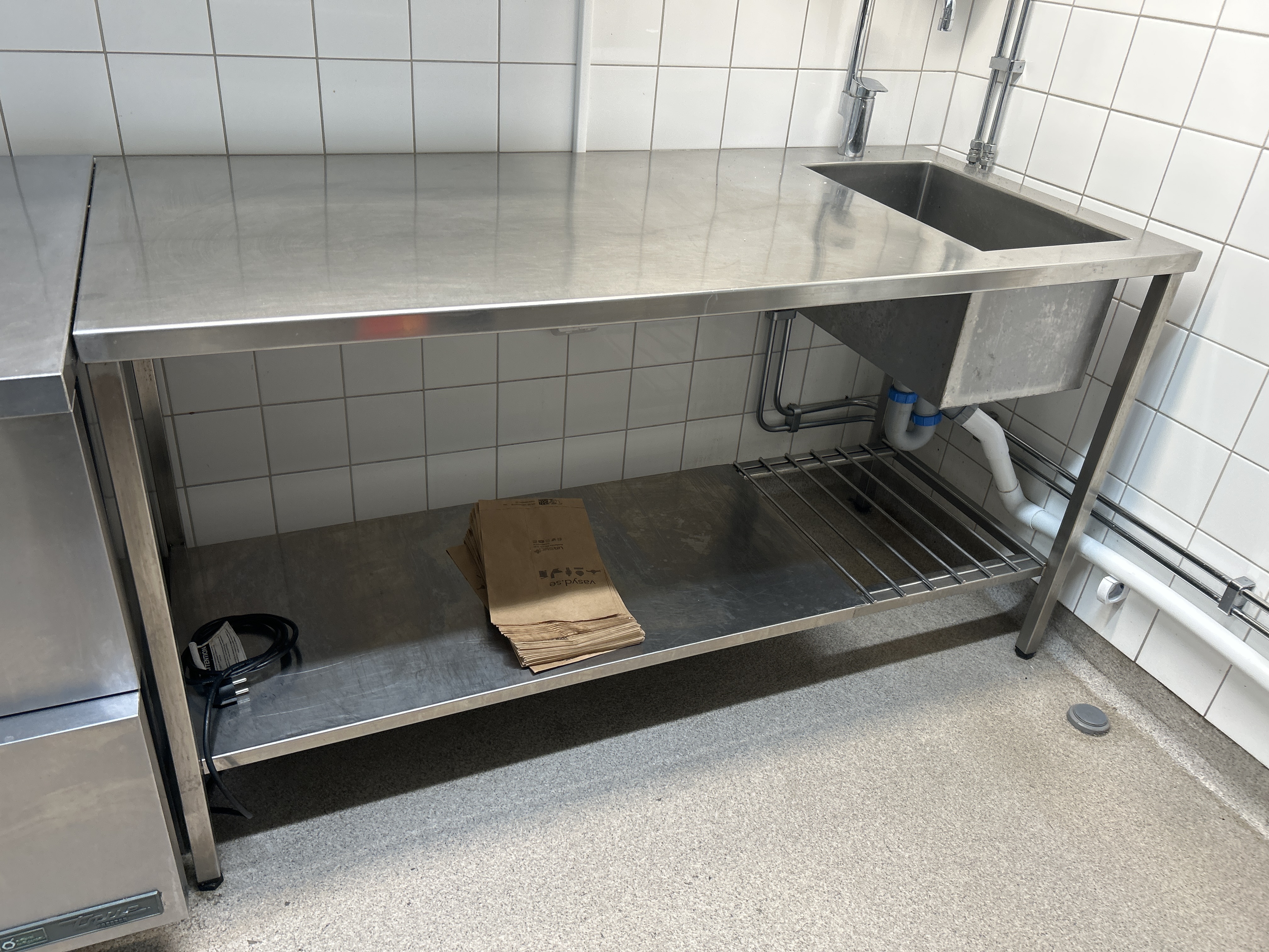 Rostfri diskbänk med ho 155x70x85 cm - Auktioner online - Nätauktioner ...