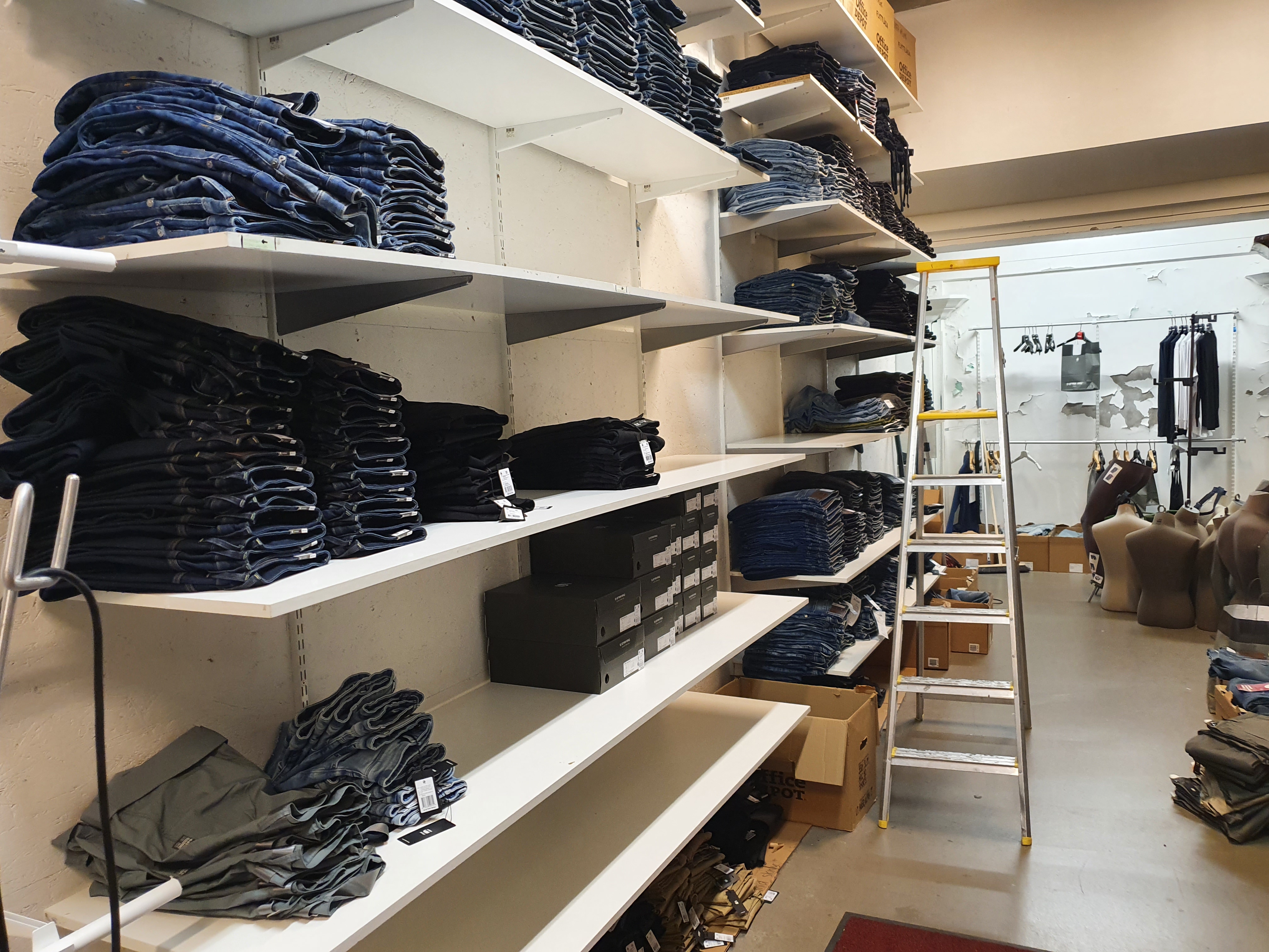 Komplett butiksinredning från G Star butik i Lund Komplett butiksinredning från G Star butik i Lund