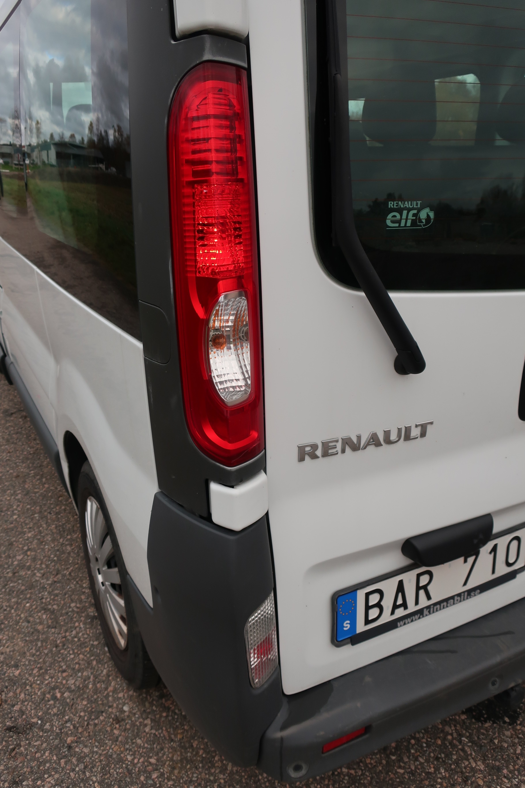 RENAULT TRAFIC Tolé surélevé de 1992 PTT Musée LA POSTE Courtage au 1/43