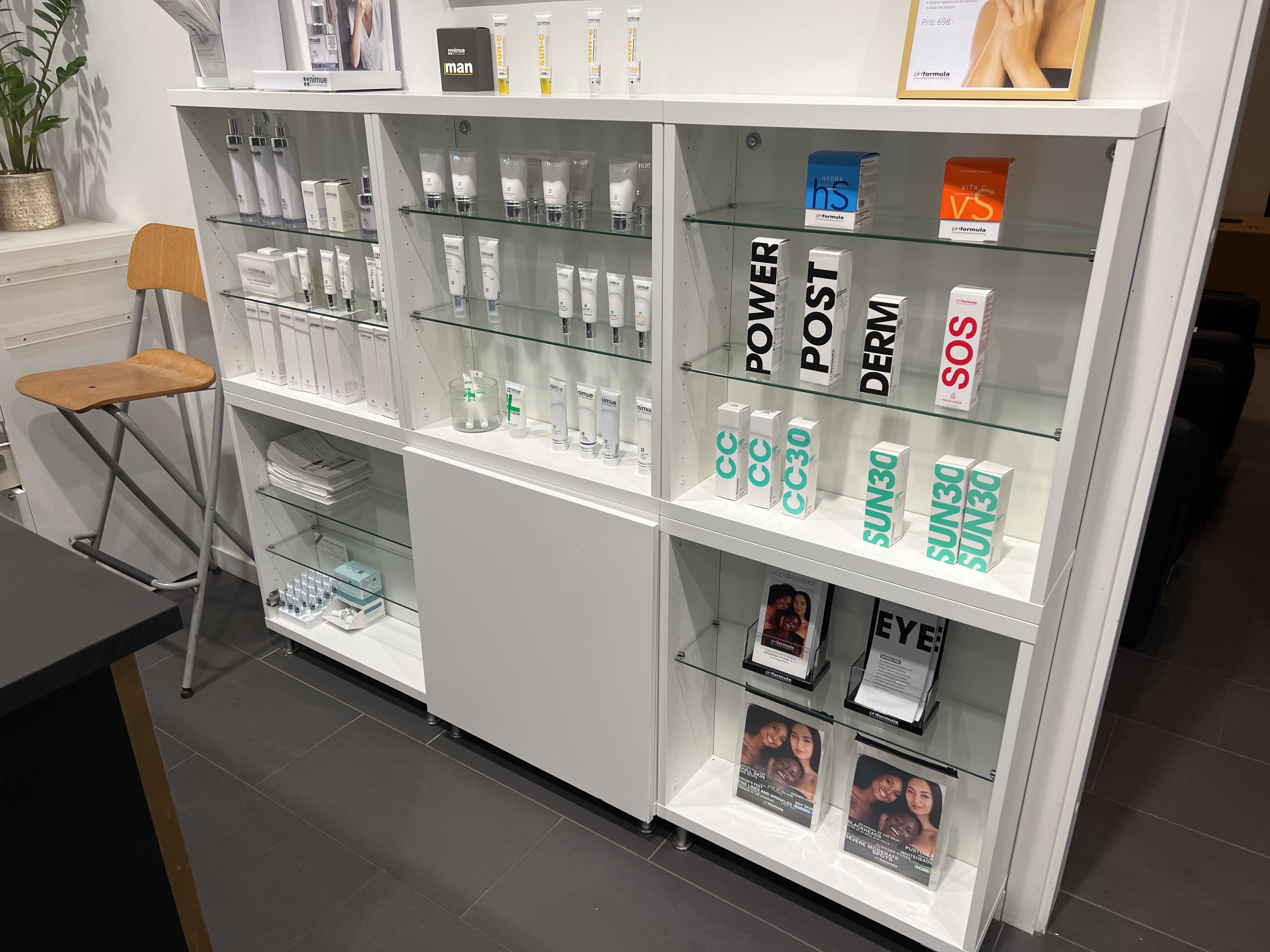 Reception desk and shop interior - PS Auction - We value the future ...