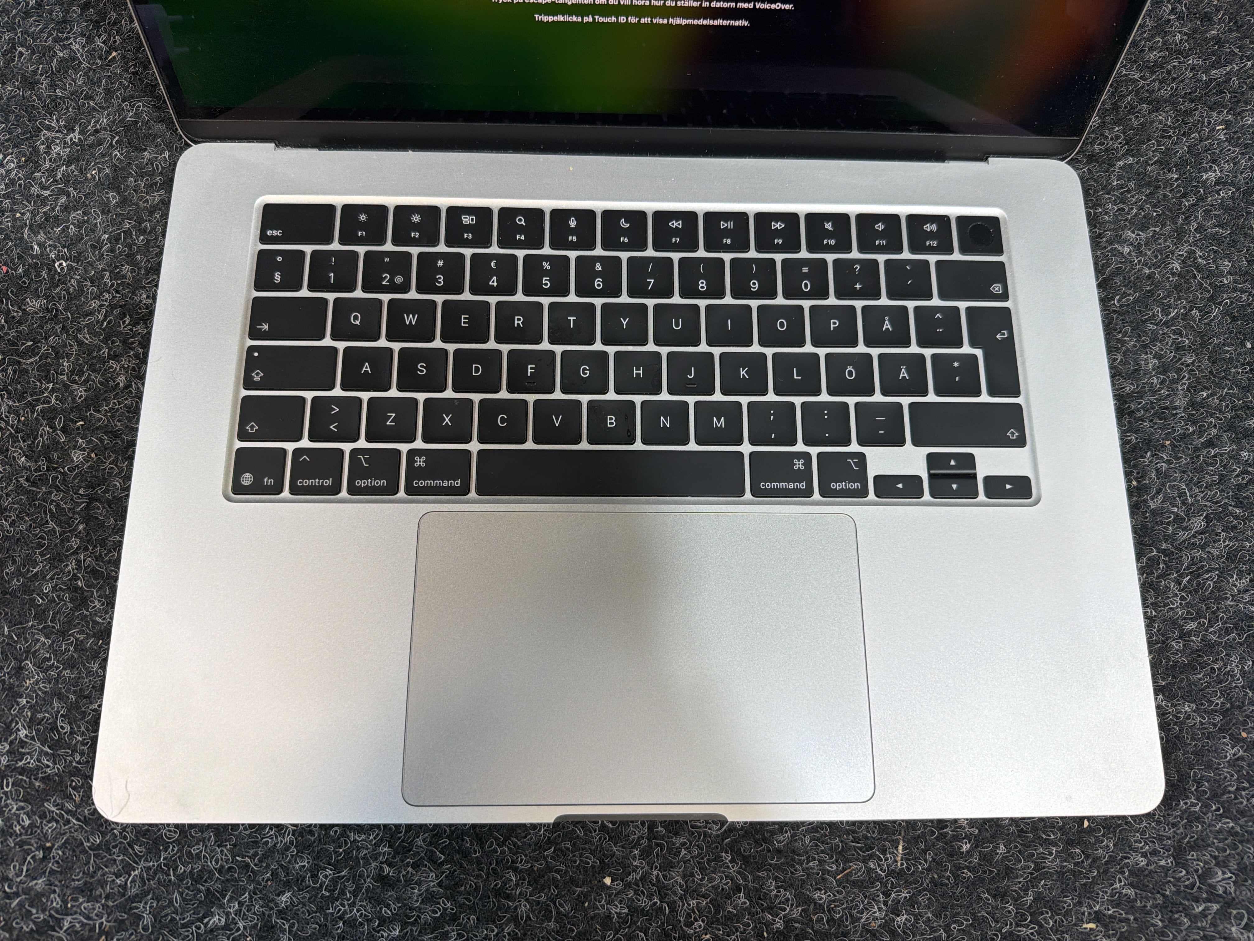 Laptop with charger - Apple MacBook Air 15