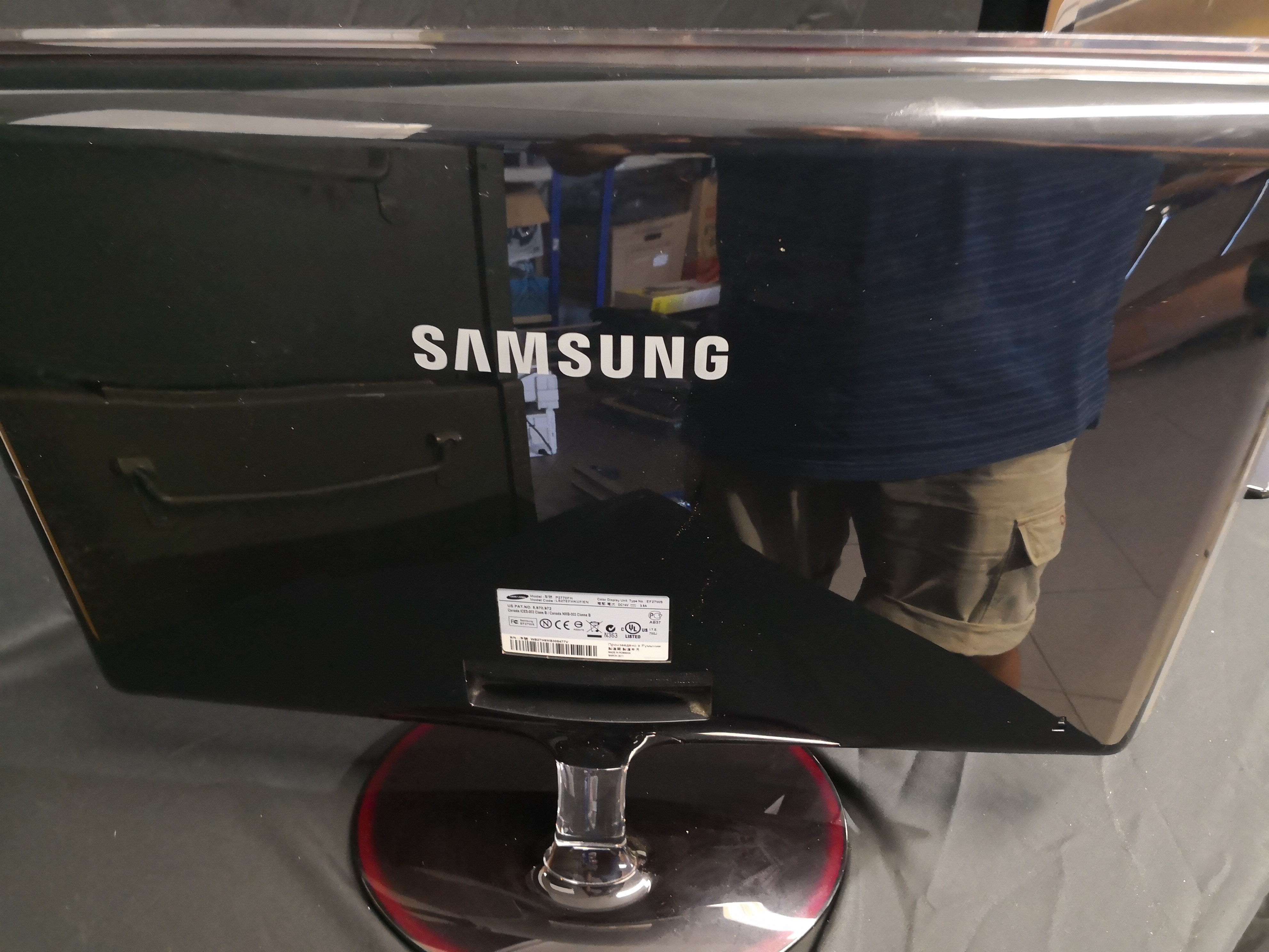 40 inch Samsung TV and 27 inch samsung data screen - PS