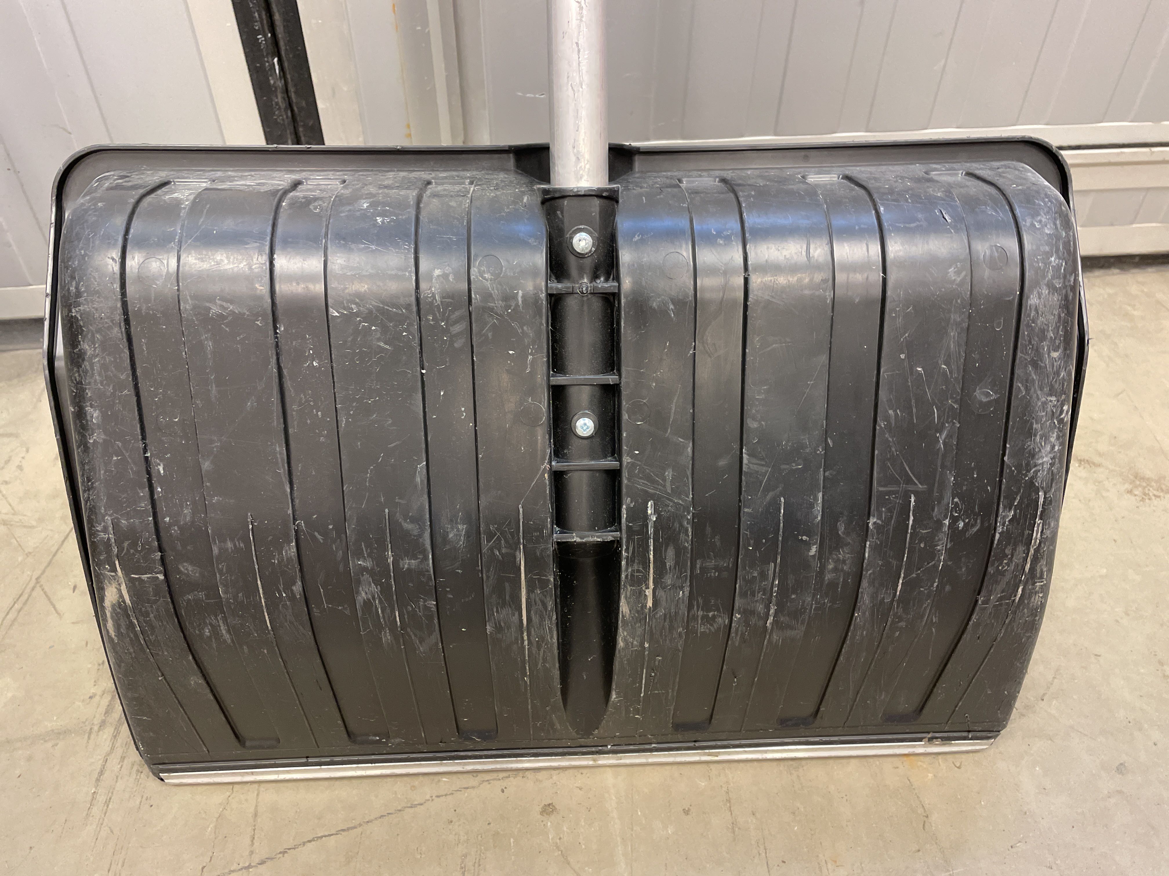 Snow sled & shovel PS Auction We value the future Largest in net