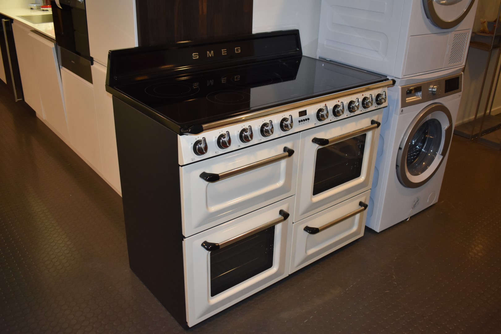 Spis med 3 ugnar & induktionshäll 110 cm Smeg TR4110IP Nätauktioner