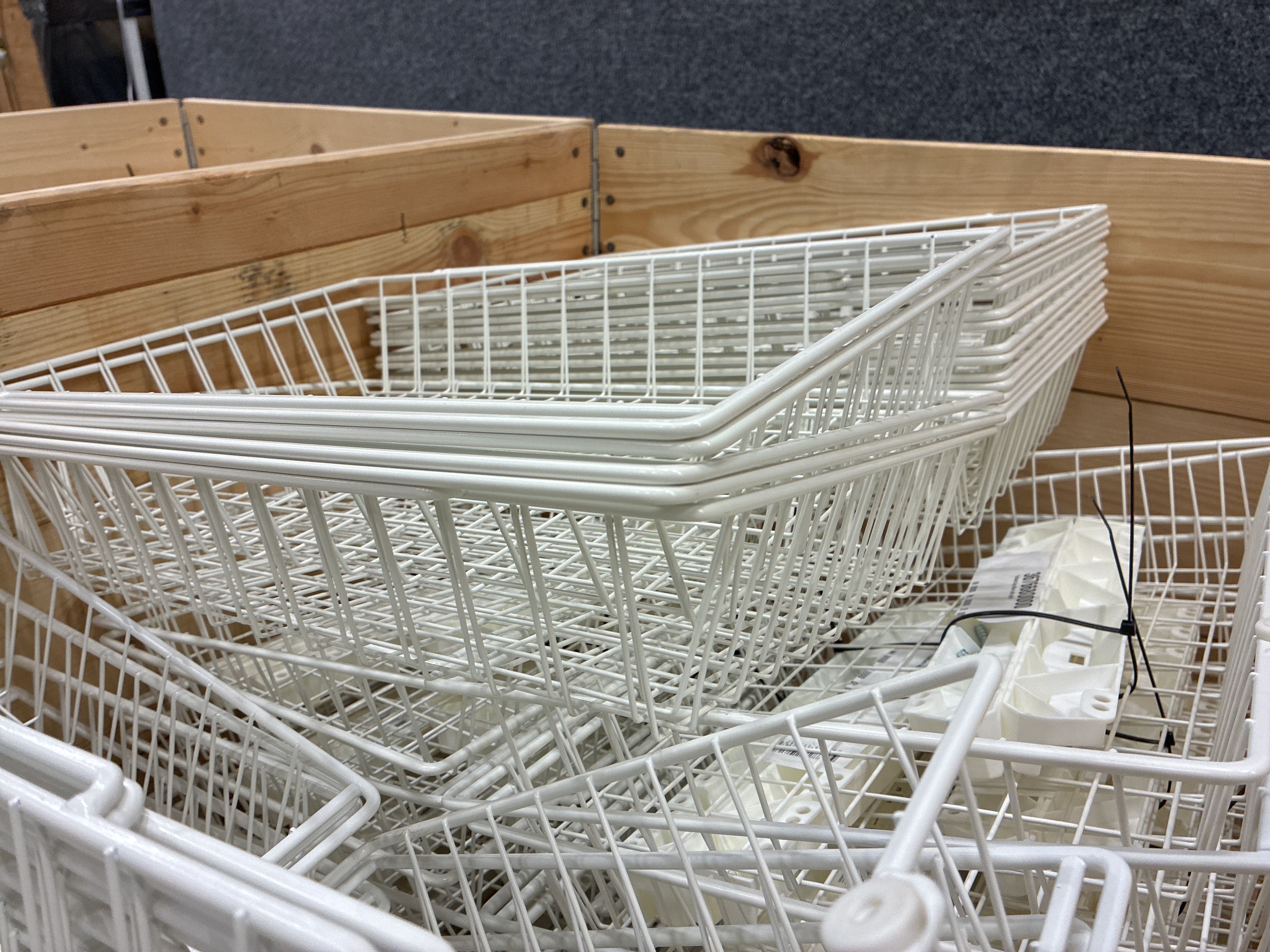 Ca 100 st Trådbackar låg 40 cm, Marbodal - Auktioner online ...