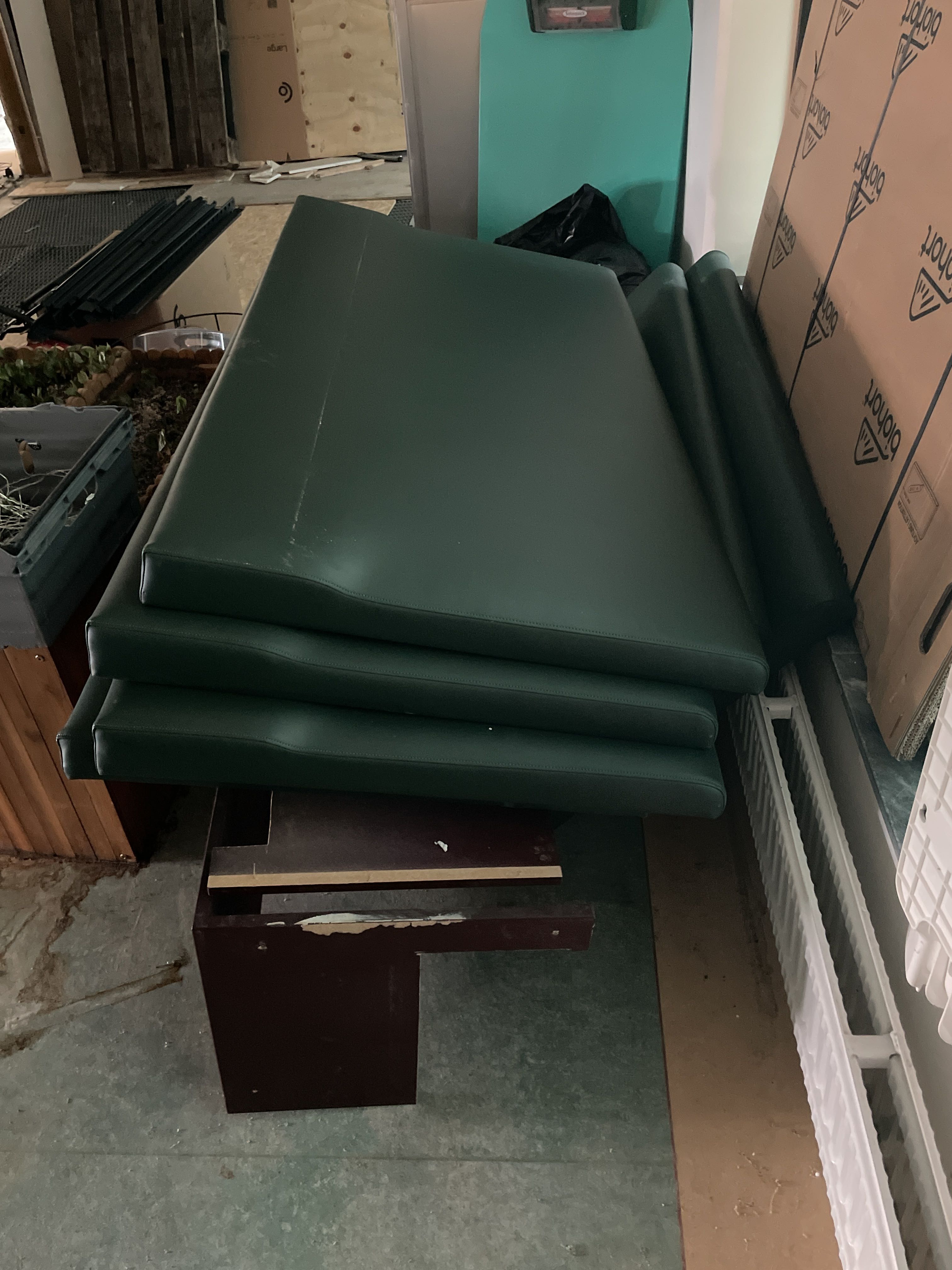 Restaurant tables, sofas, dismantled PS Auction We value the future Largest in net auctions