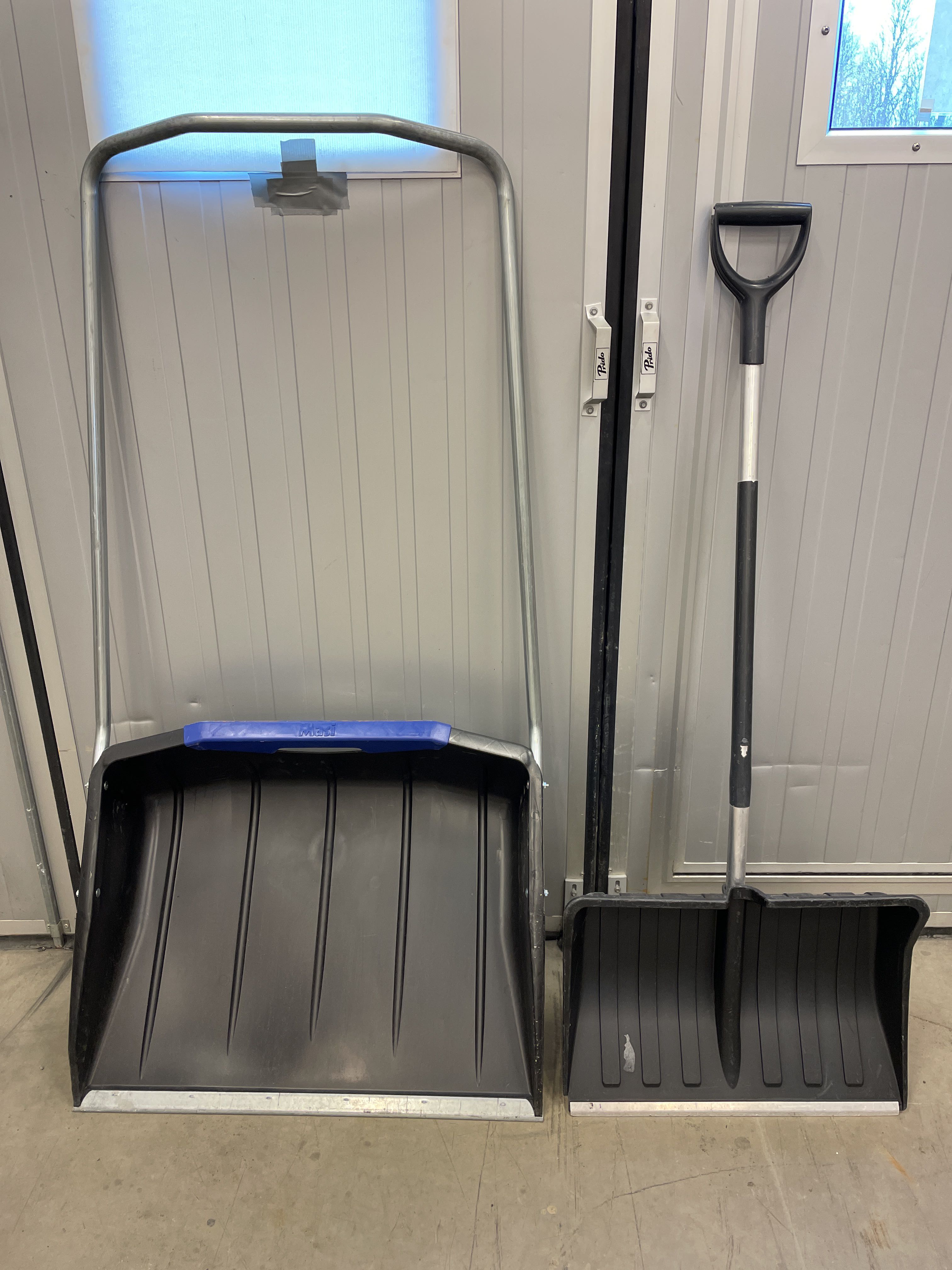 Snow sled & shovel PS Auction We value the future Largest in net