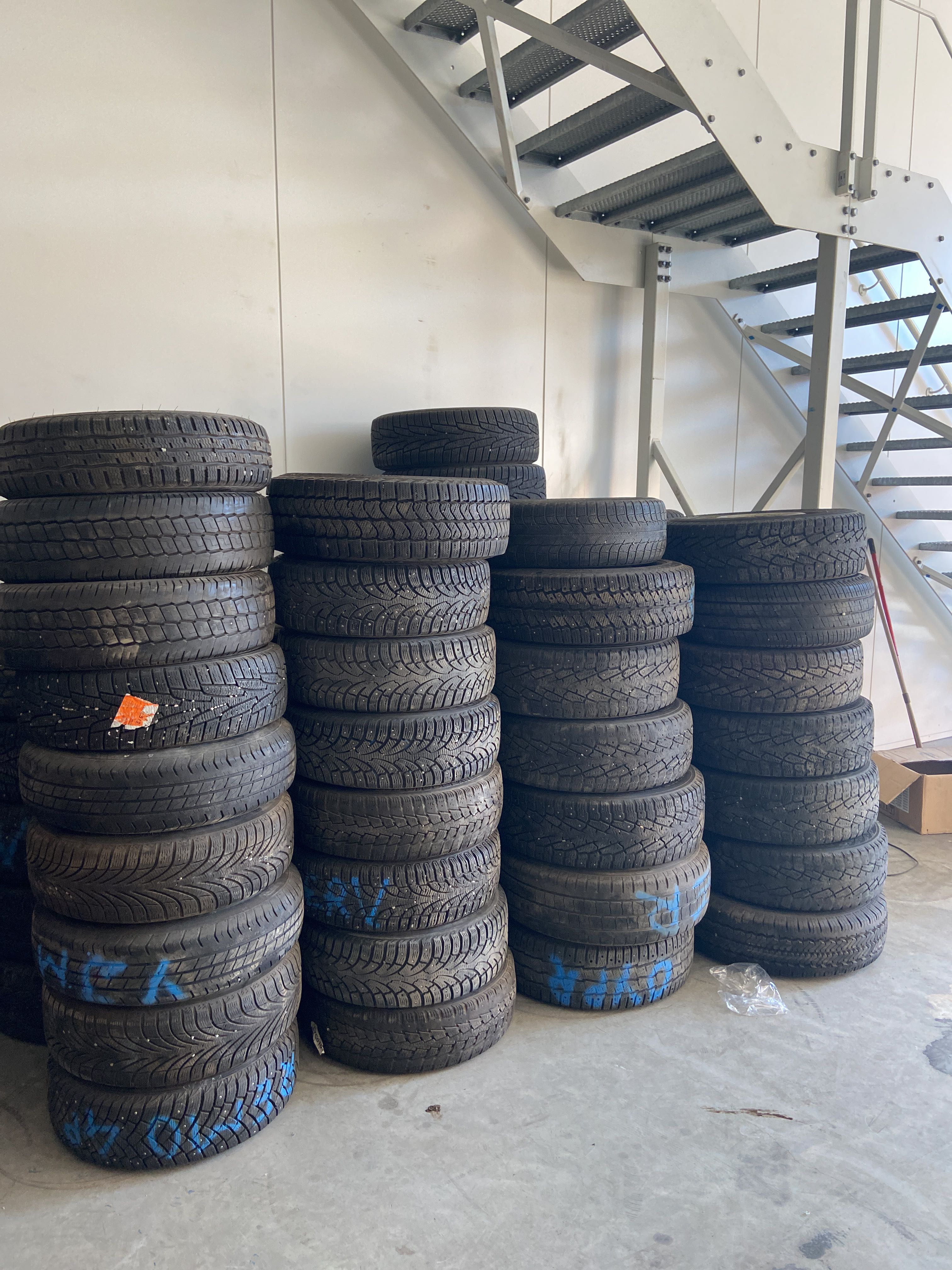 Larger batch of studded tires / friction tires with sheet metal rims