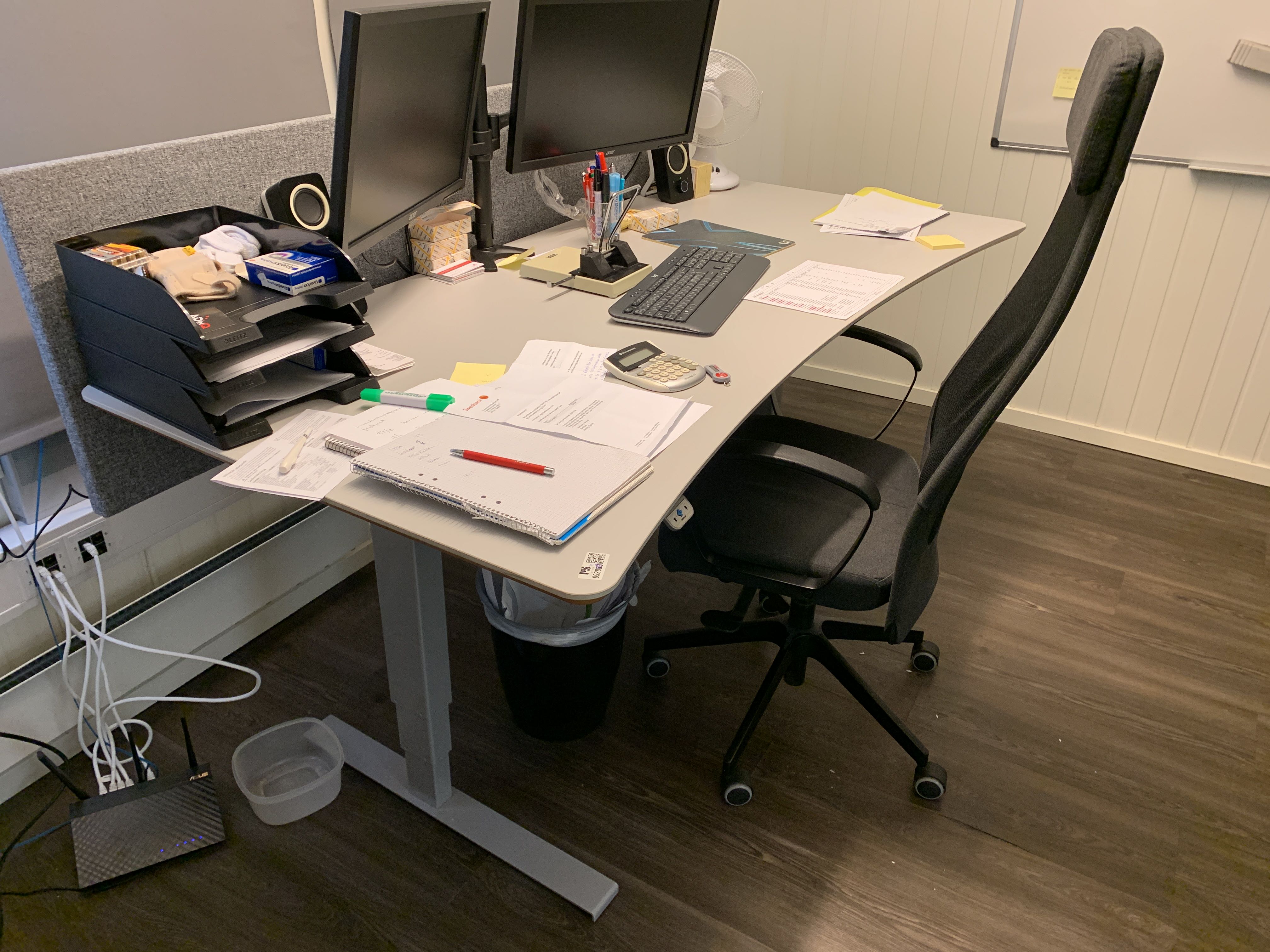 Office furniture electric heightadjustable desk, office chair