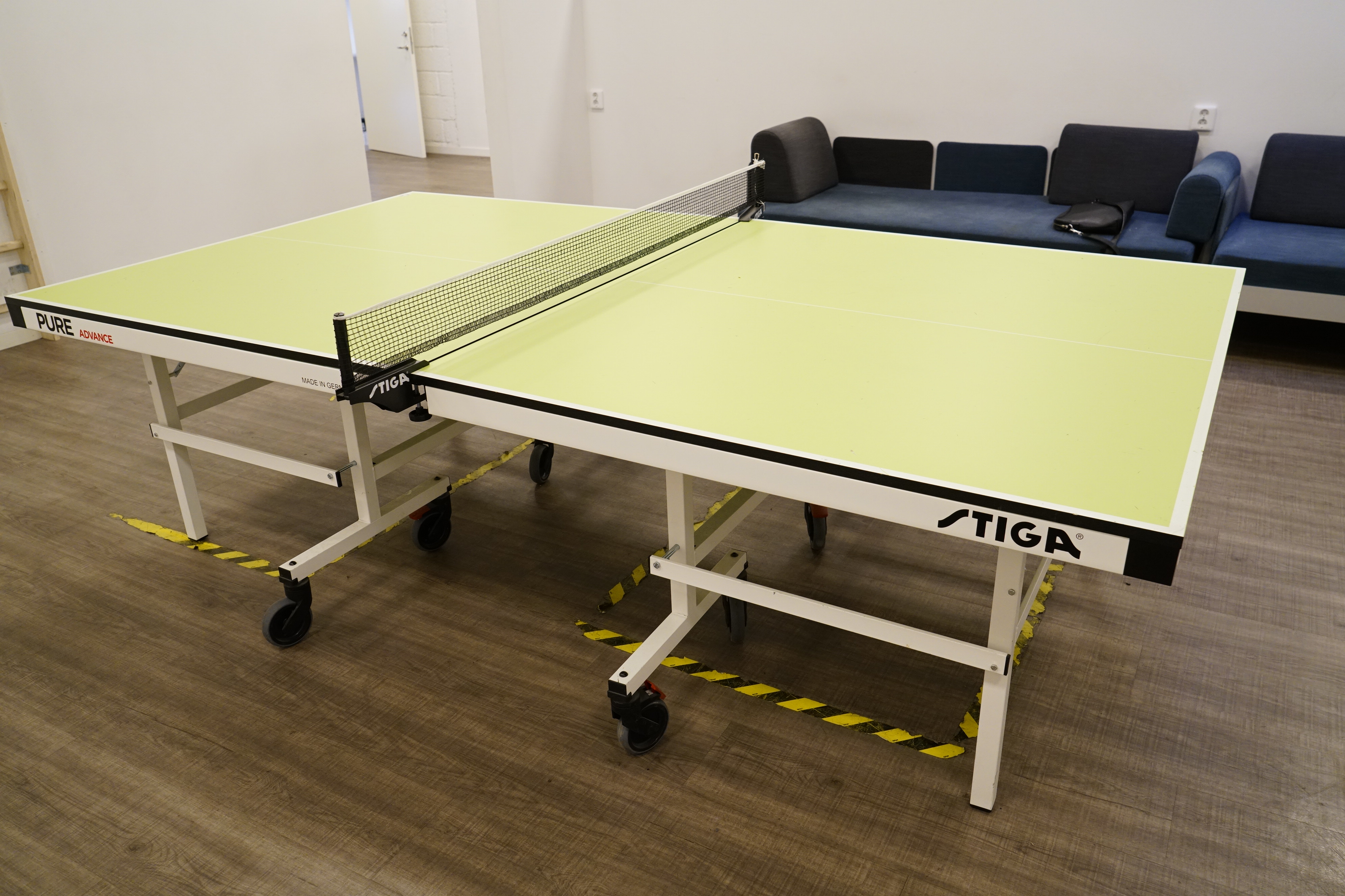 Ping-pong table and rackets - PS Auction - We value the