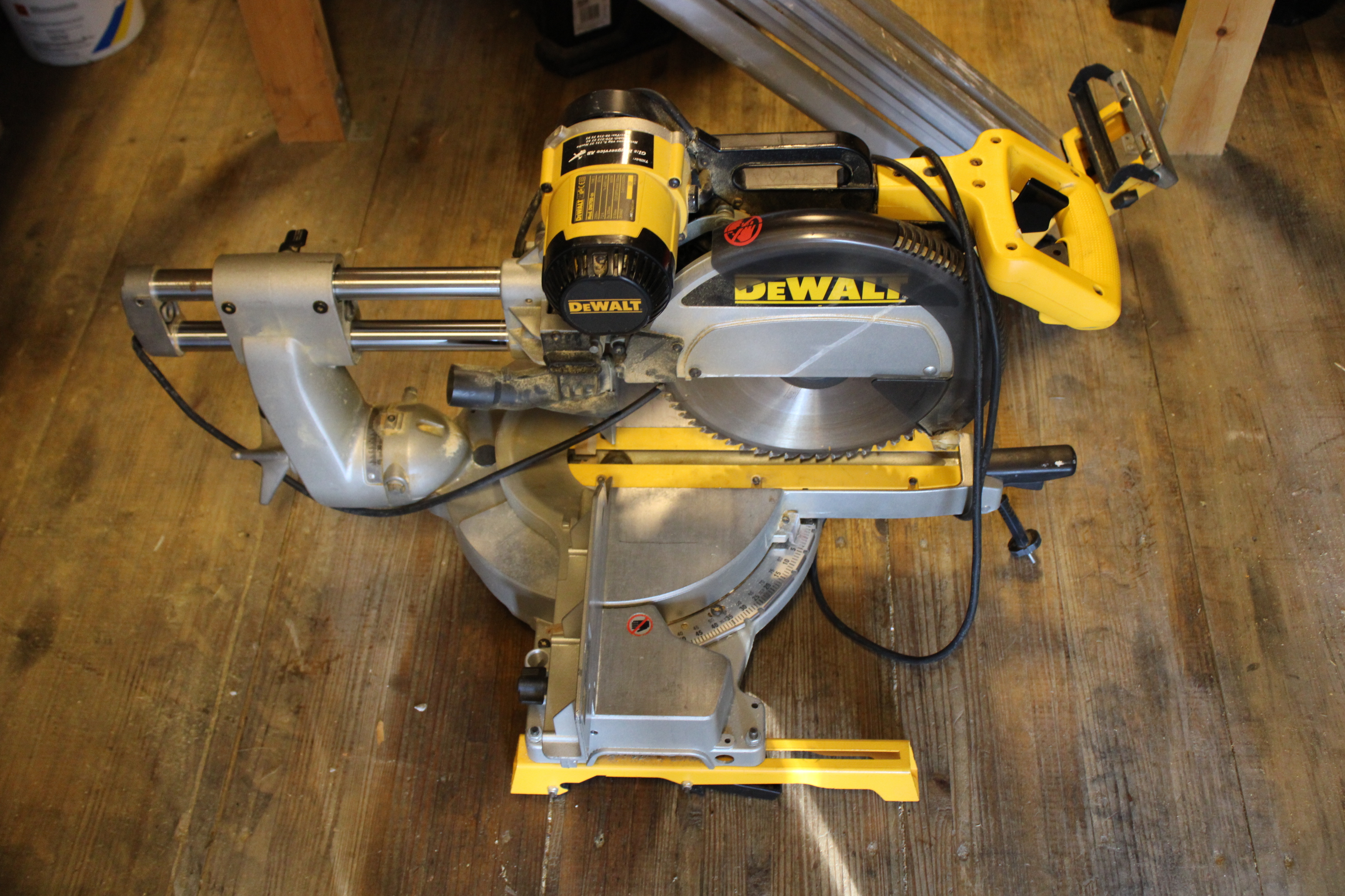 table, DeWalt DW708 - PS Auction 