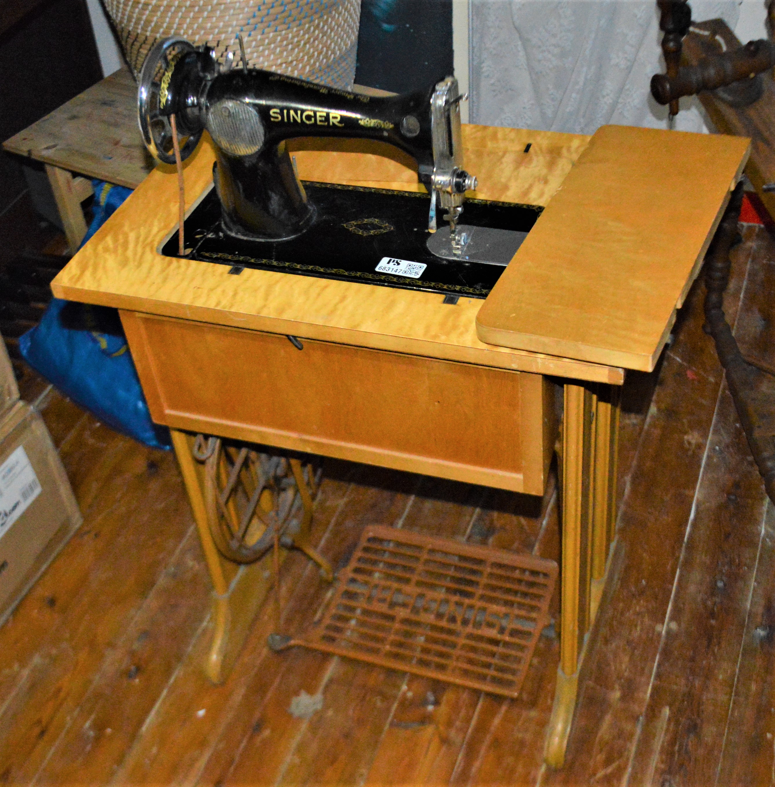 Sewing machine singer with table PS Auction We value the future