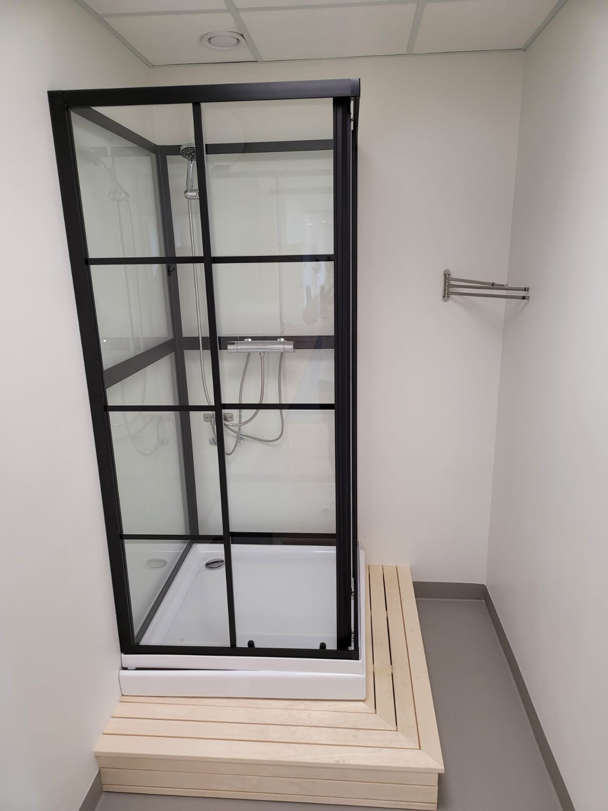 Shower cabin PS Auction We value the future Largest in net auctions