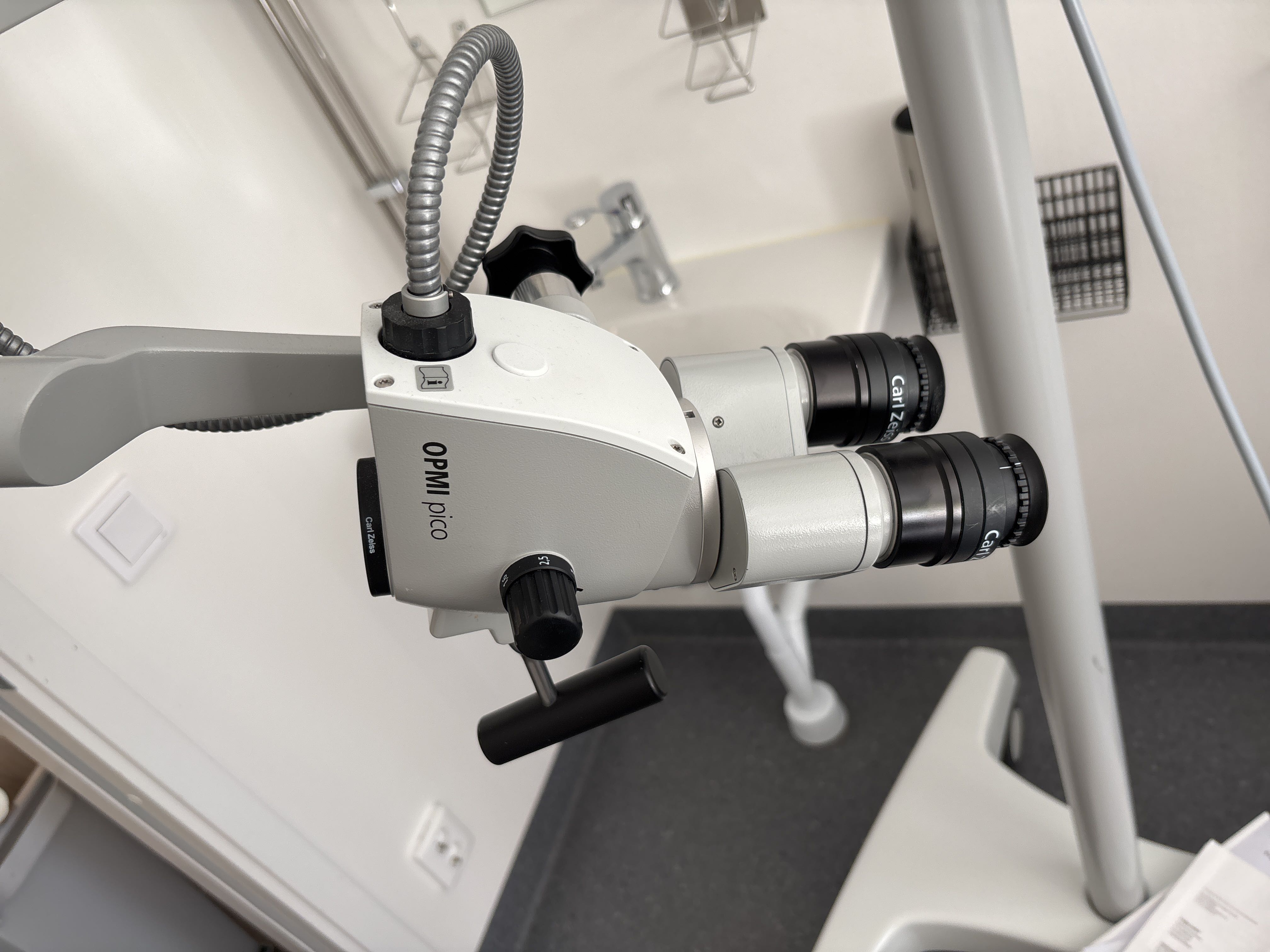 Mobile microscope - Carl Zeiss S100 OPMI Pico - PS Auction - We