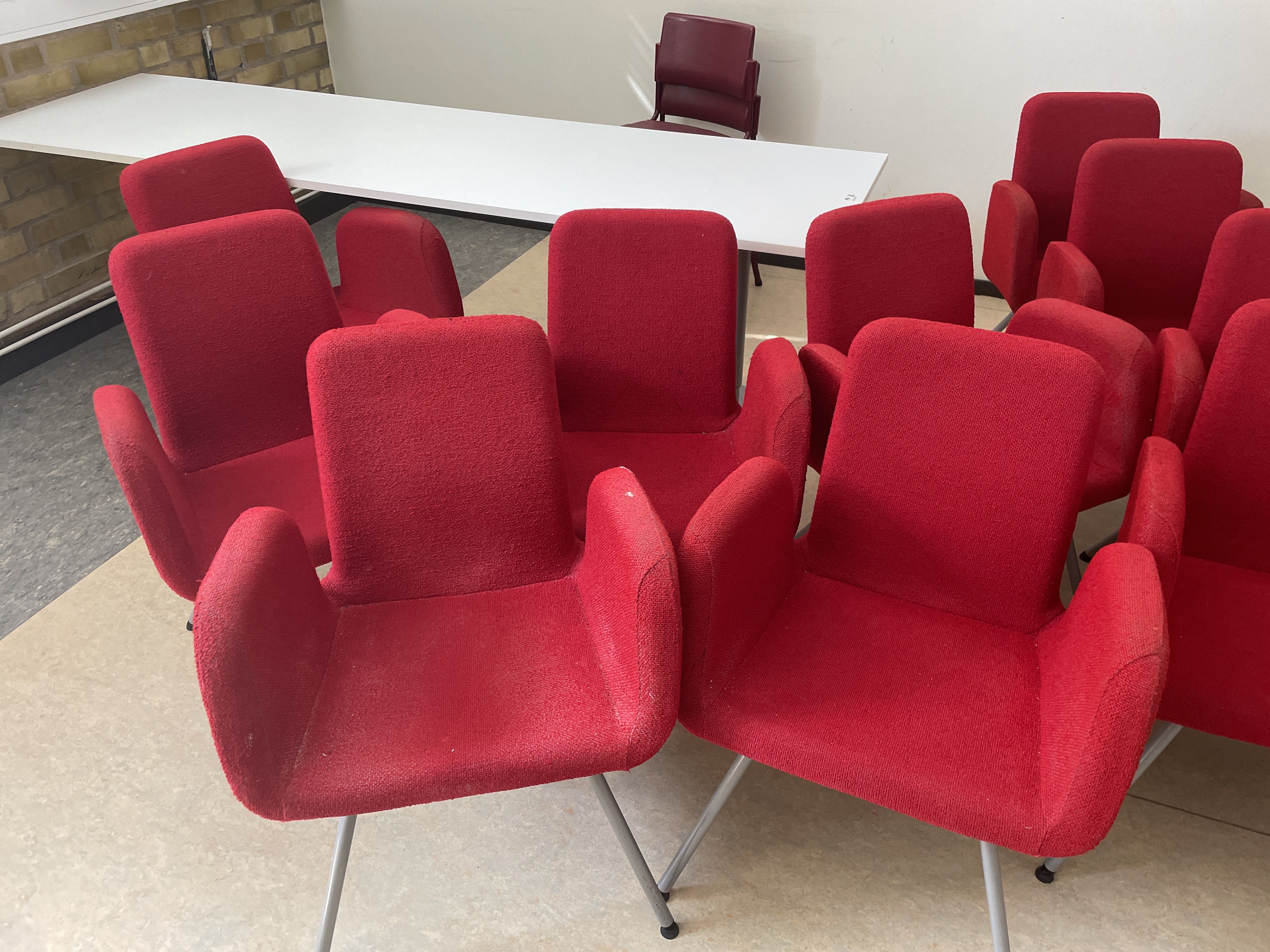 Klädda röda stolar, ca 15 stycken - Auktioner online - Nätauktioner ...