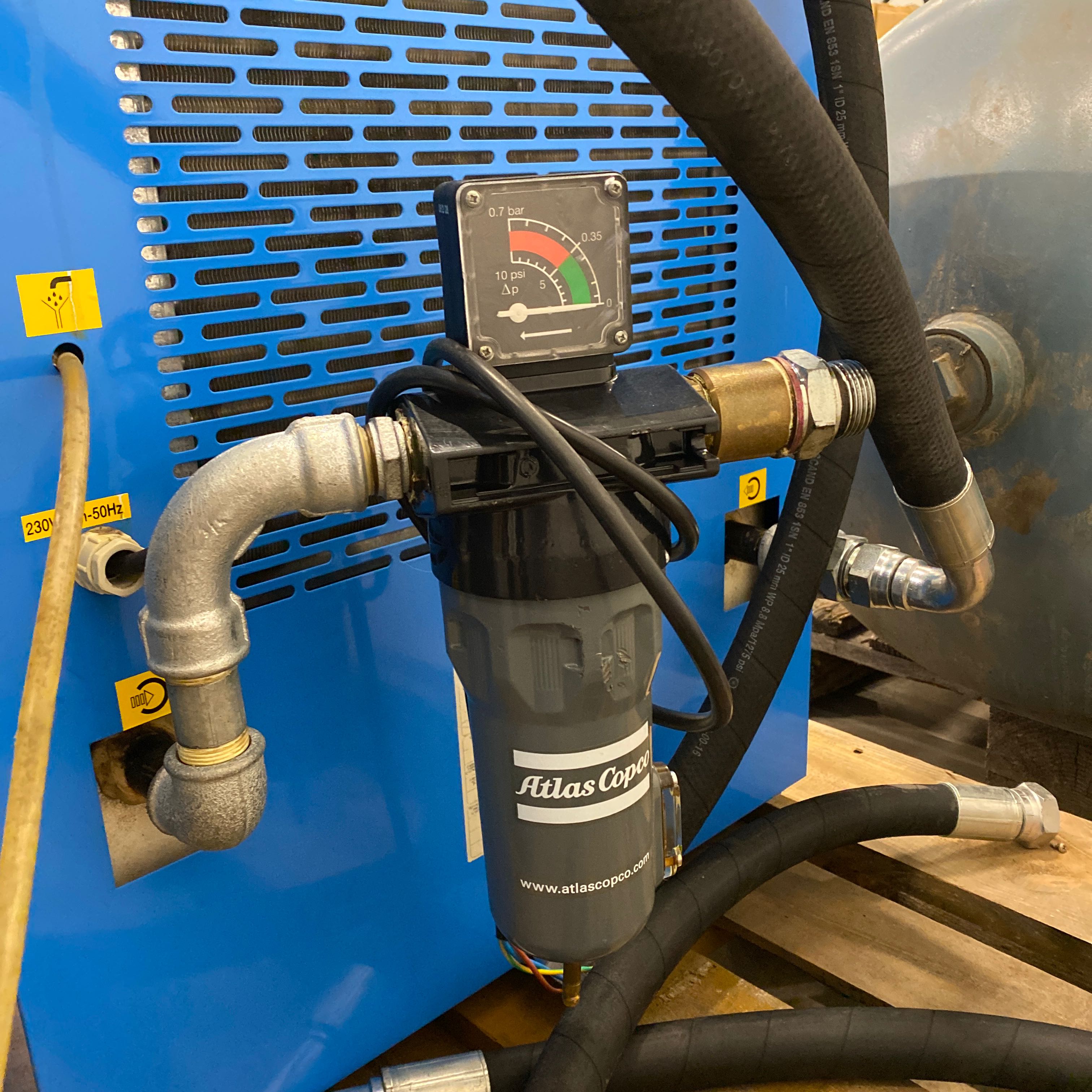 Screw compressor with refrigeration dryer and tank - PS Auction