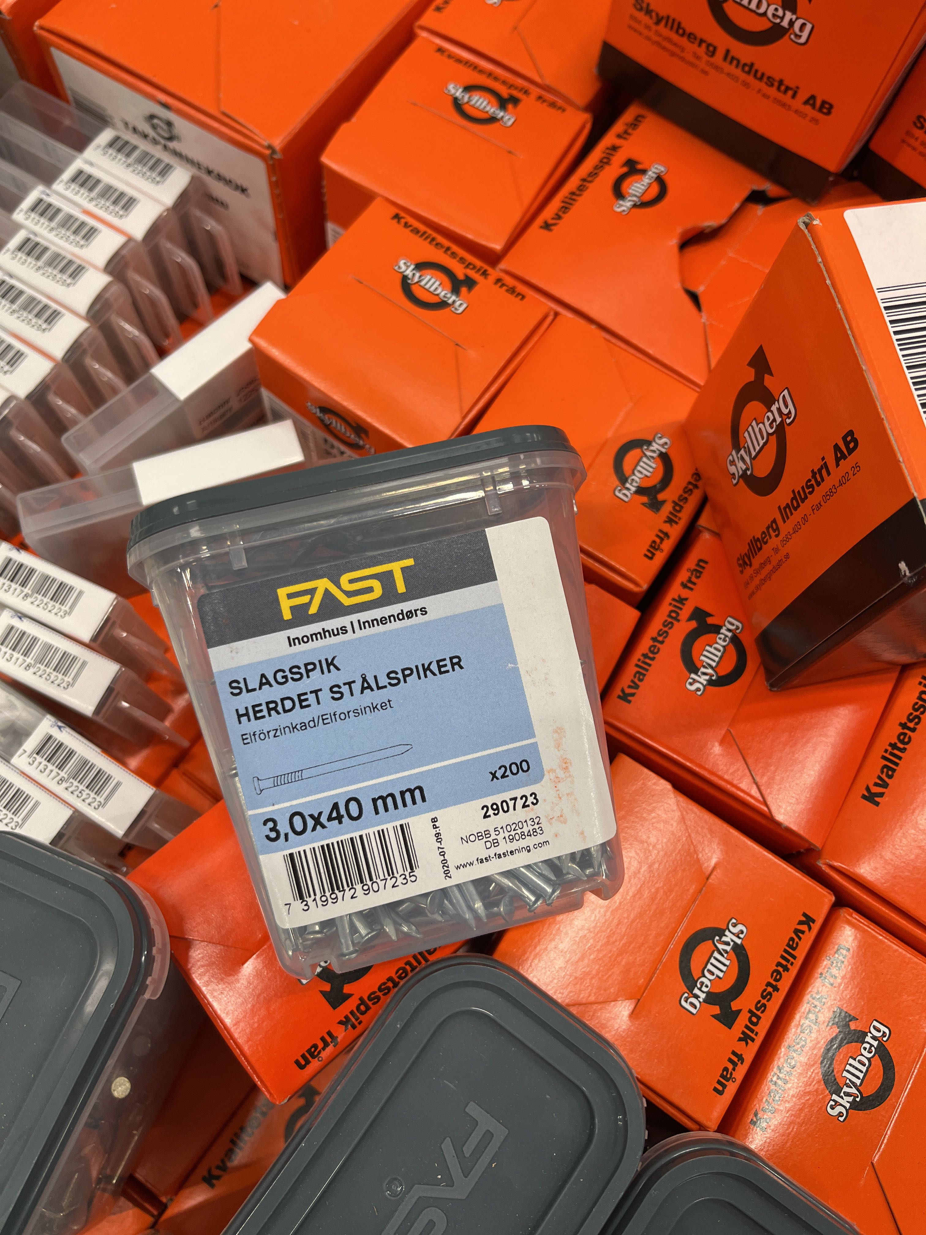 Assortment with wire nails, staples, brass nails etc. PS Auction We