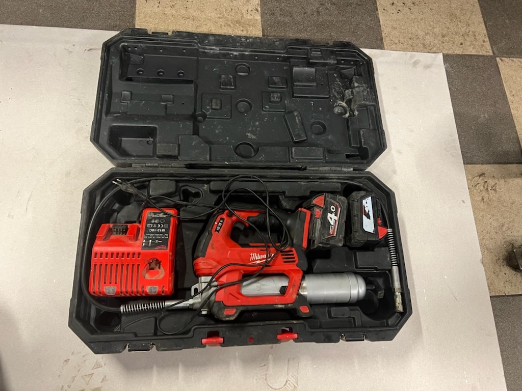 milwaukee grease gun M18 GG with battery and charger PS Auction We