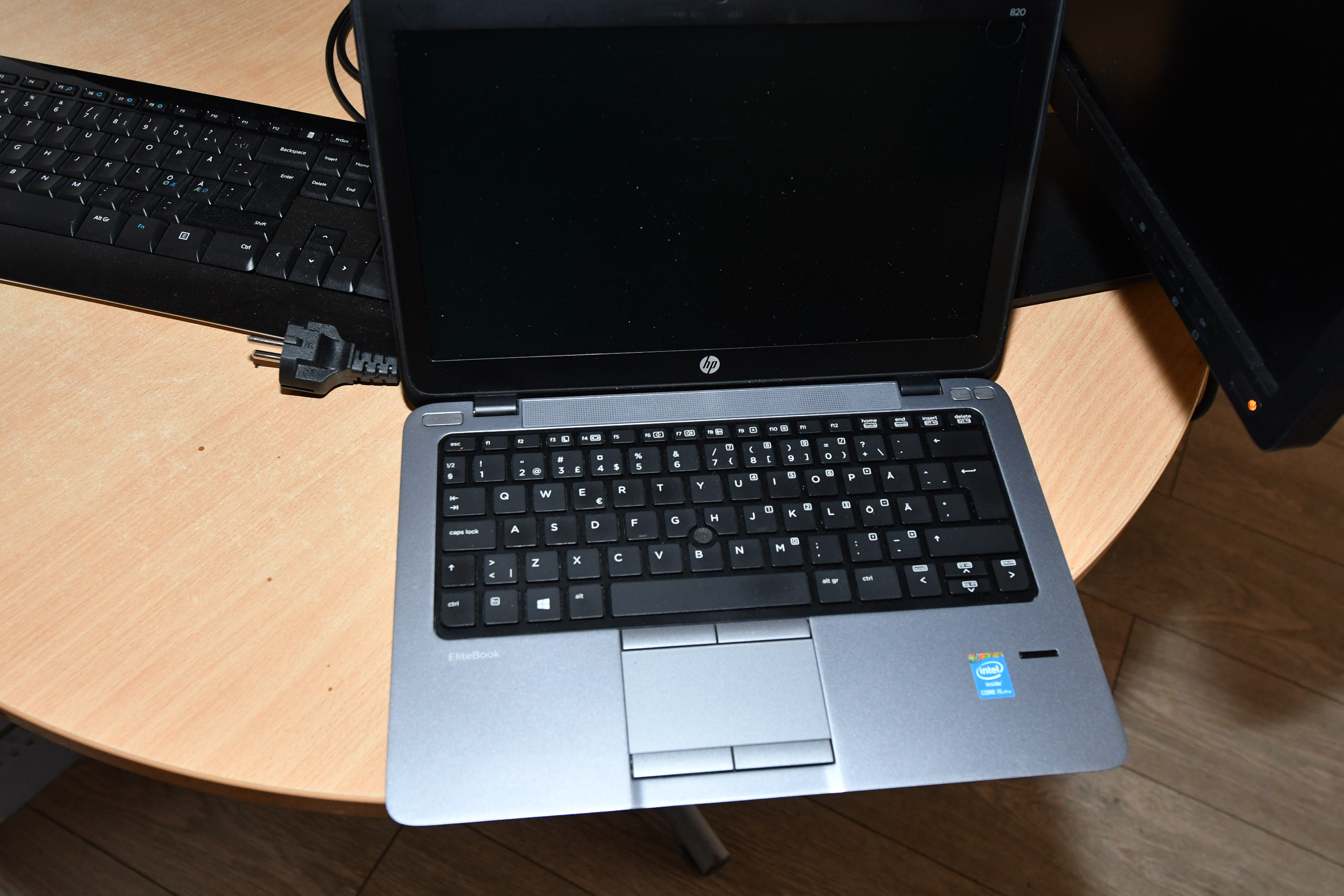 Laptop, screens, dock etc PS Auction We value the future Largest