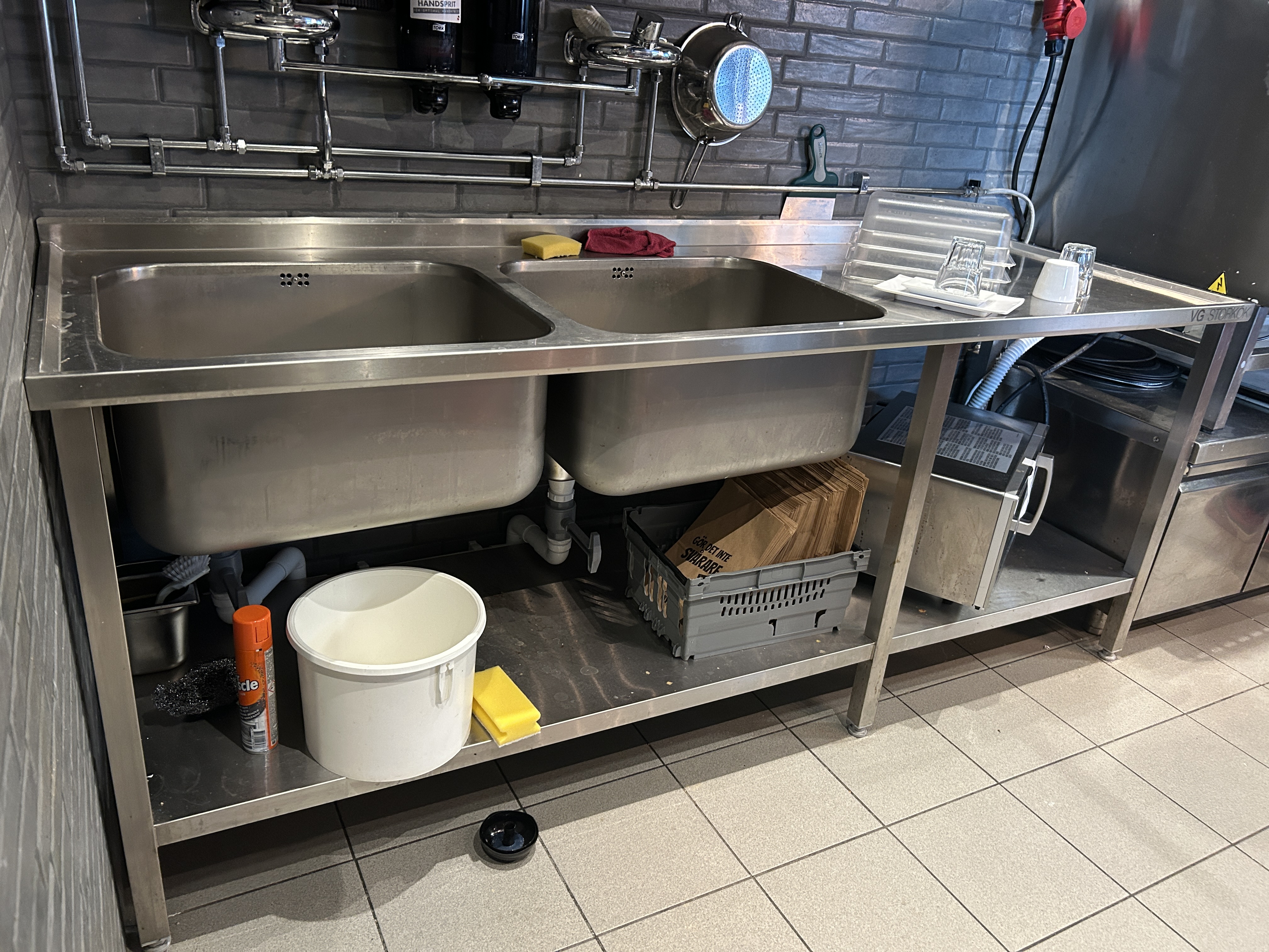 Rostfri diskbänk med dubbelho - Auktioner online - Nätauktioner ...