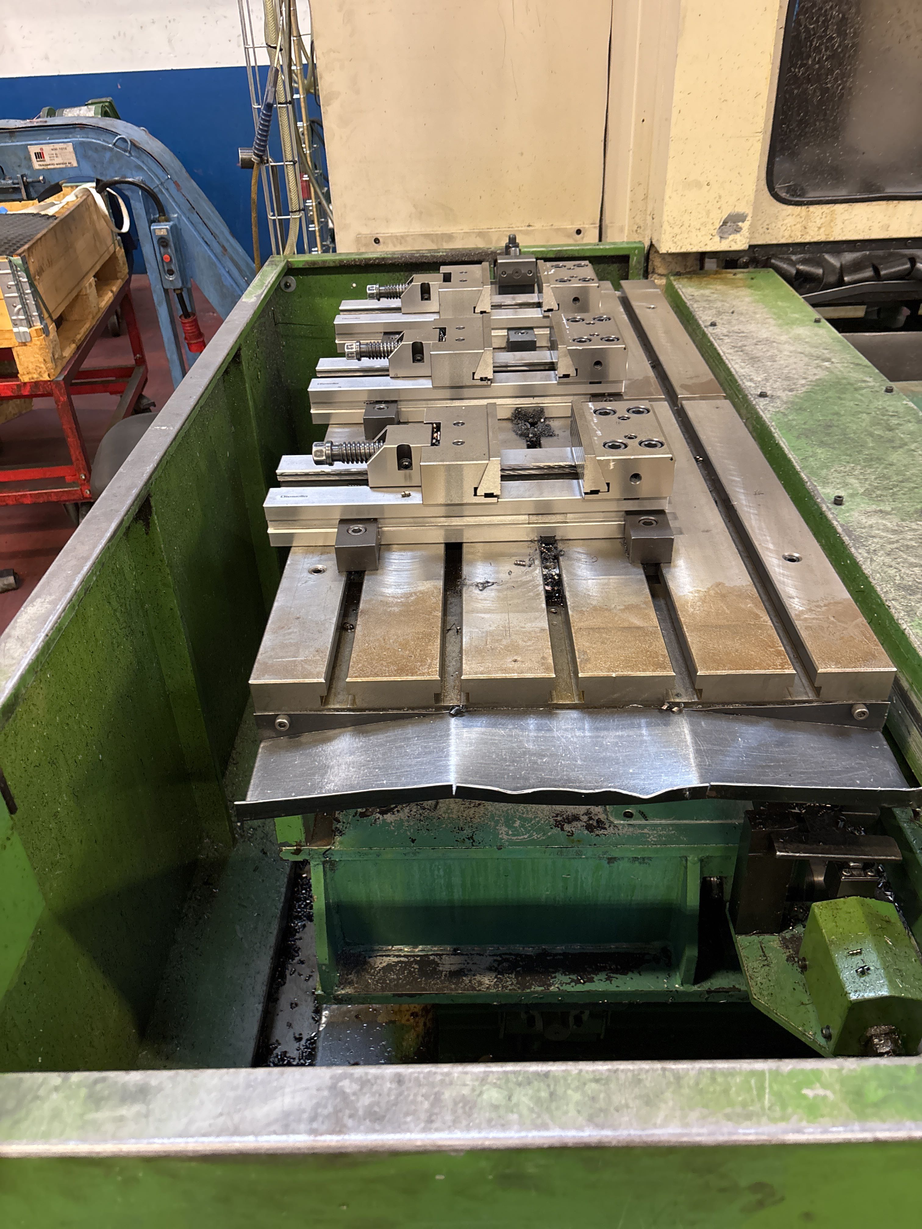 Machining center - Mazak AJV-25/405 - PS Auction - We value the