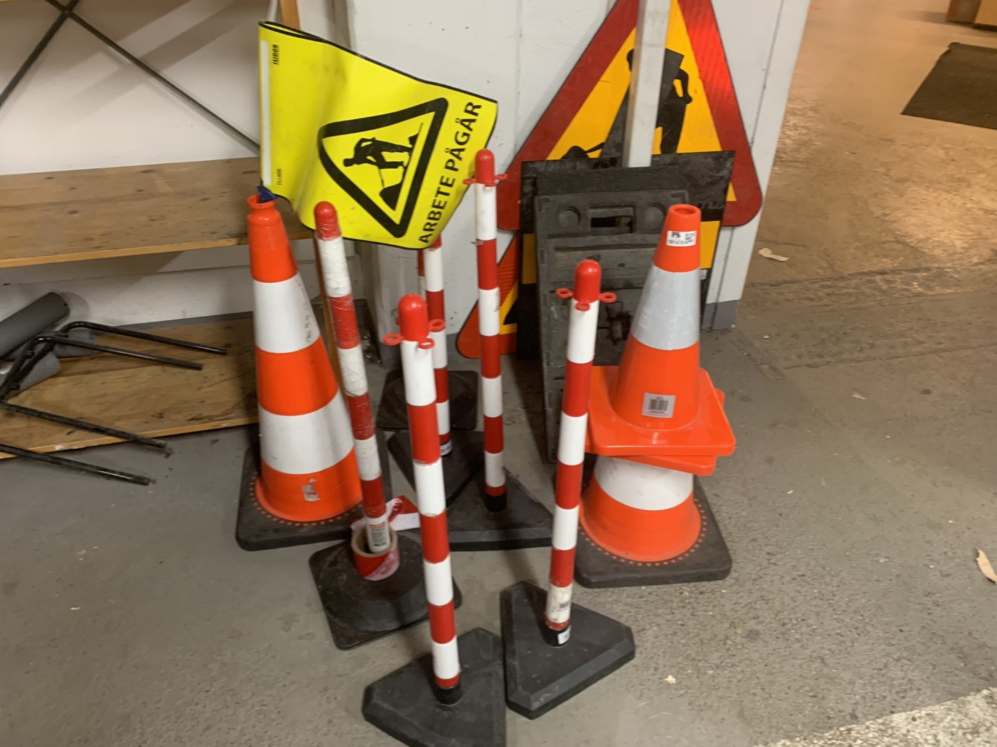 Traffic cones, barrier posts, warning signs - PS Auction - We value the ...