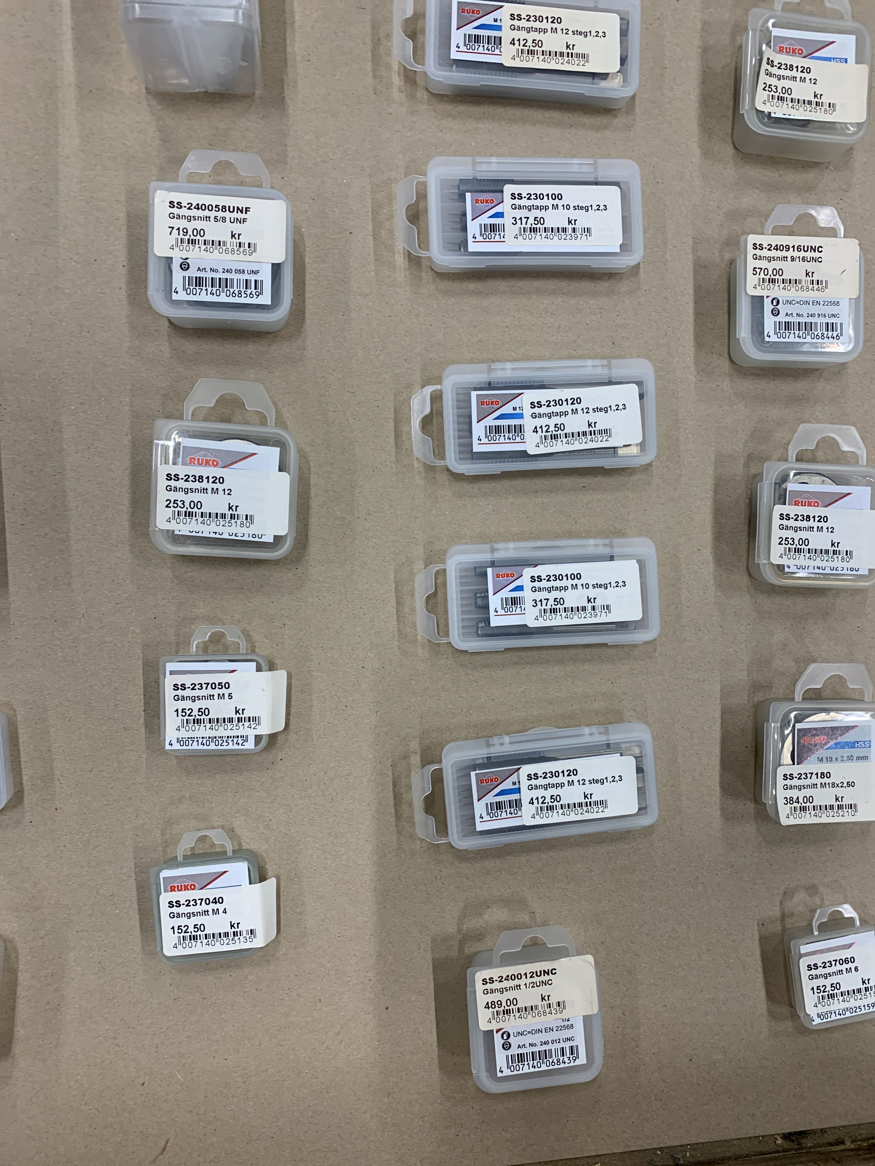 Assortment of threading tools - PS Auction - We value the future ...