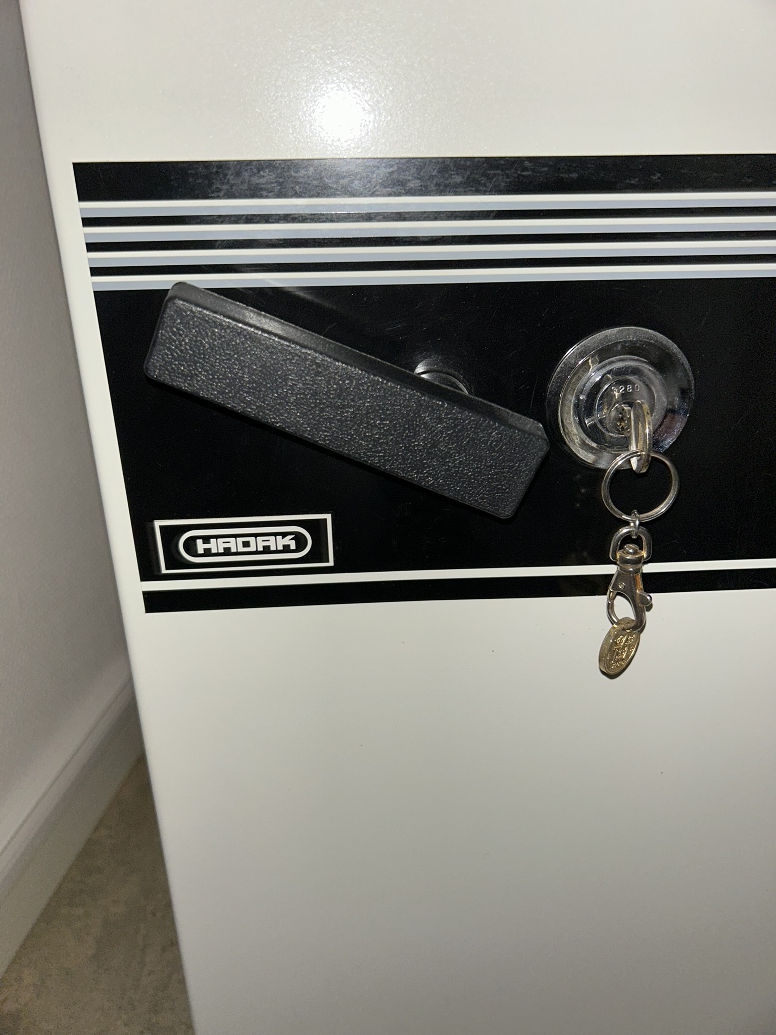 Safe Hadak – Fireproof, with shelf and lockable drawer - PS Auction ...